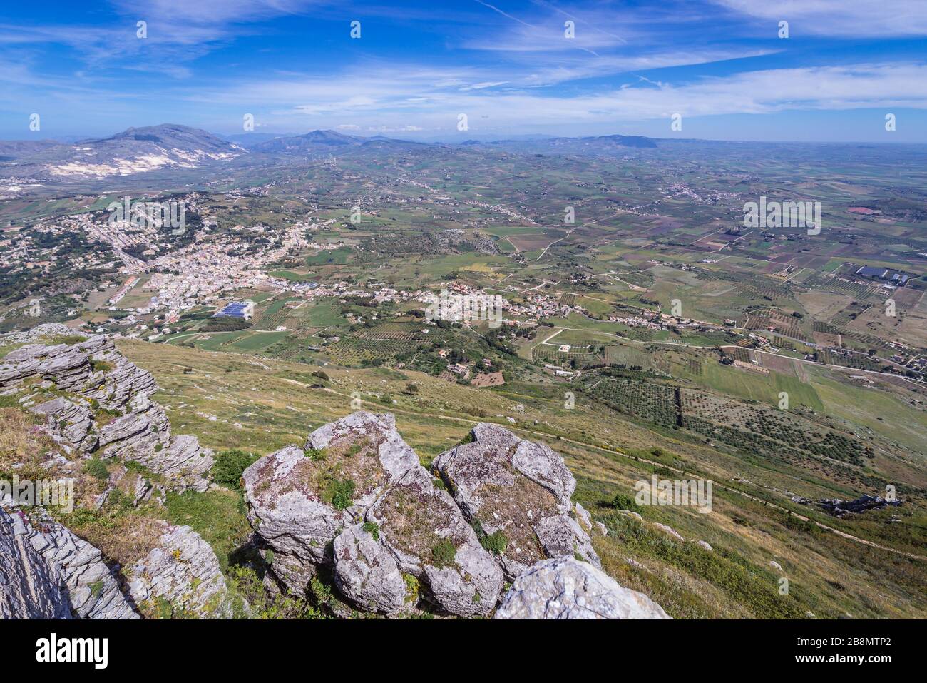 Vue aérienne avec la ville de Valderice depuis la ville d'Erice sur le mont Erice dans la province de Trapani en Sicile, dans le sud de l'Italie Banque D'Images