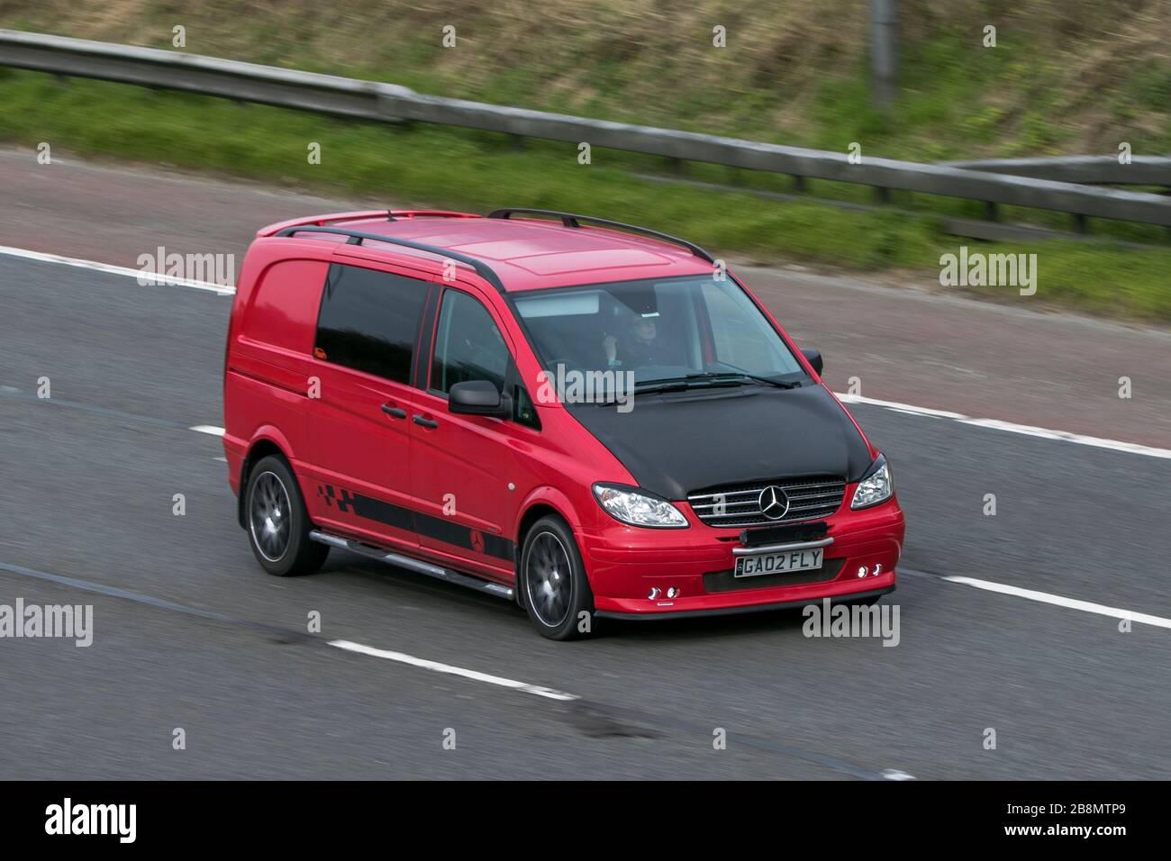 G02FLY 2010 Mercedes Vito 120 CDI SWB A Red LCV Diesel en voiture sur l'autoroute   près de Preston dans Lancashire, Royaume-Uni Banque D'Images