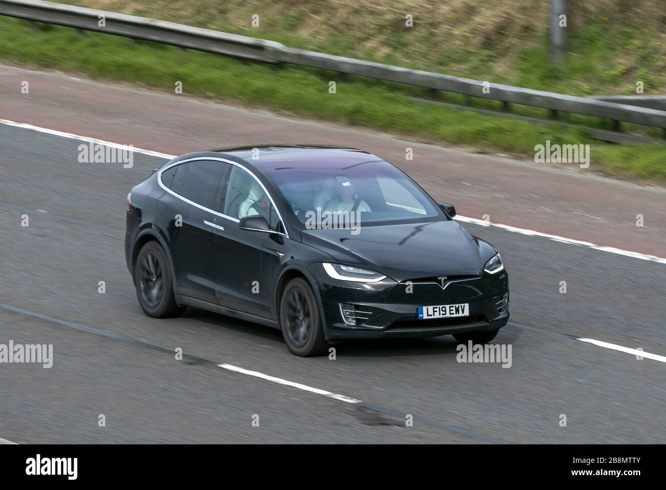 LF19EWV 2019 518 BHP Tesla Model X 75 D Black car Electricité conduite sur l'autoroute   près de Preston dans Lancashire, Royaume-Uni Banque D'Images