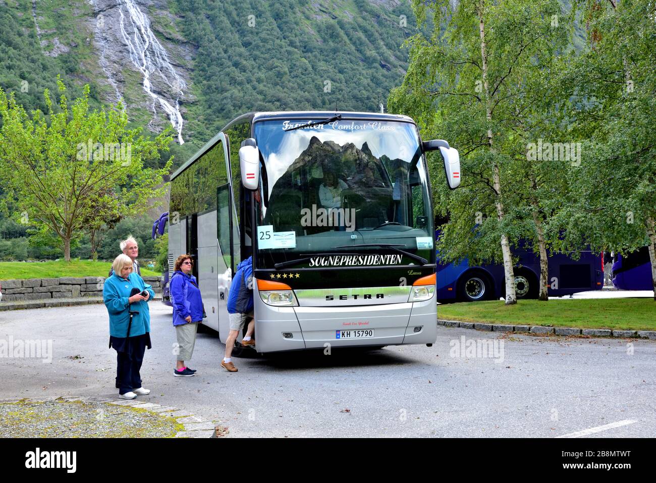 L'autocar Sogneprésidentienten Setra Comfort KH 15790 est vu à Oye, en Norvège, lors d'une excursion P & O. Oye est situé à la tête d'un petit bras de Hjorundfjord Banque D'Images