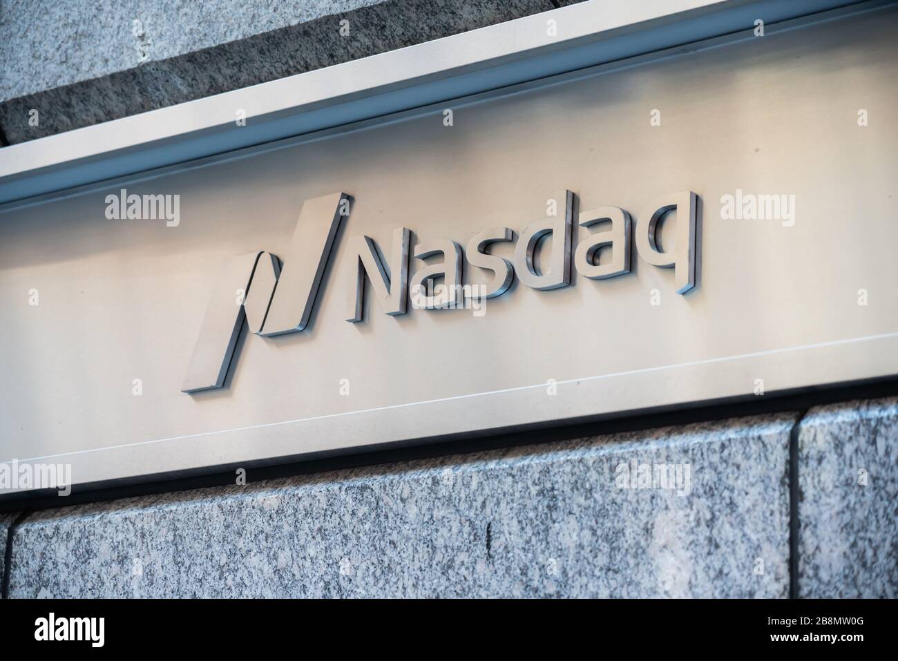 Un logo de la bourse Nasdaq vue à Midtown Manhattan. Banque D'Images
