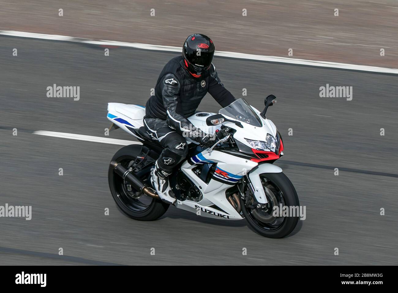 White Suzuki R-GSX en voiture sur l'autoroute   près de Preston à Lancashire, au Royaume-Uni Banque D'Images