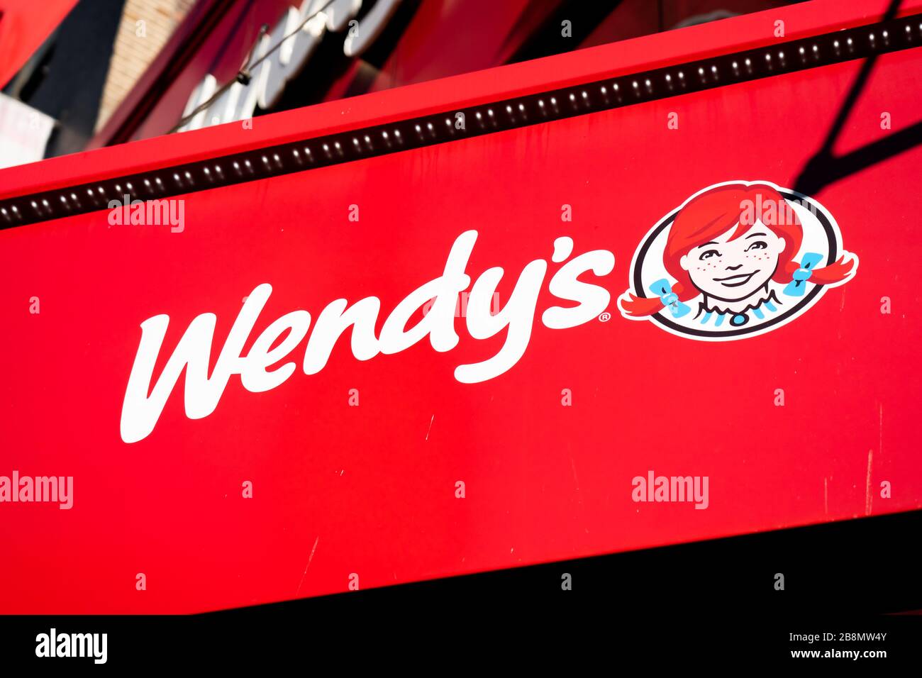 American international Fast food restaurant chaîne Wendy's logo vu à Midtown Manhattan. Banque D'Images