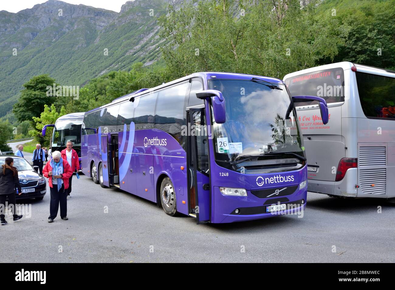 Nettbuss Volvo B11R un 36670 est vu à Oye, Norvège, lors d'une excursion P & O. Oye est situé à la tête d'un petit bras de Hjorundfjorden. Banque D'Images