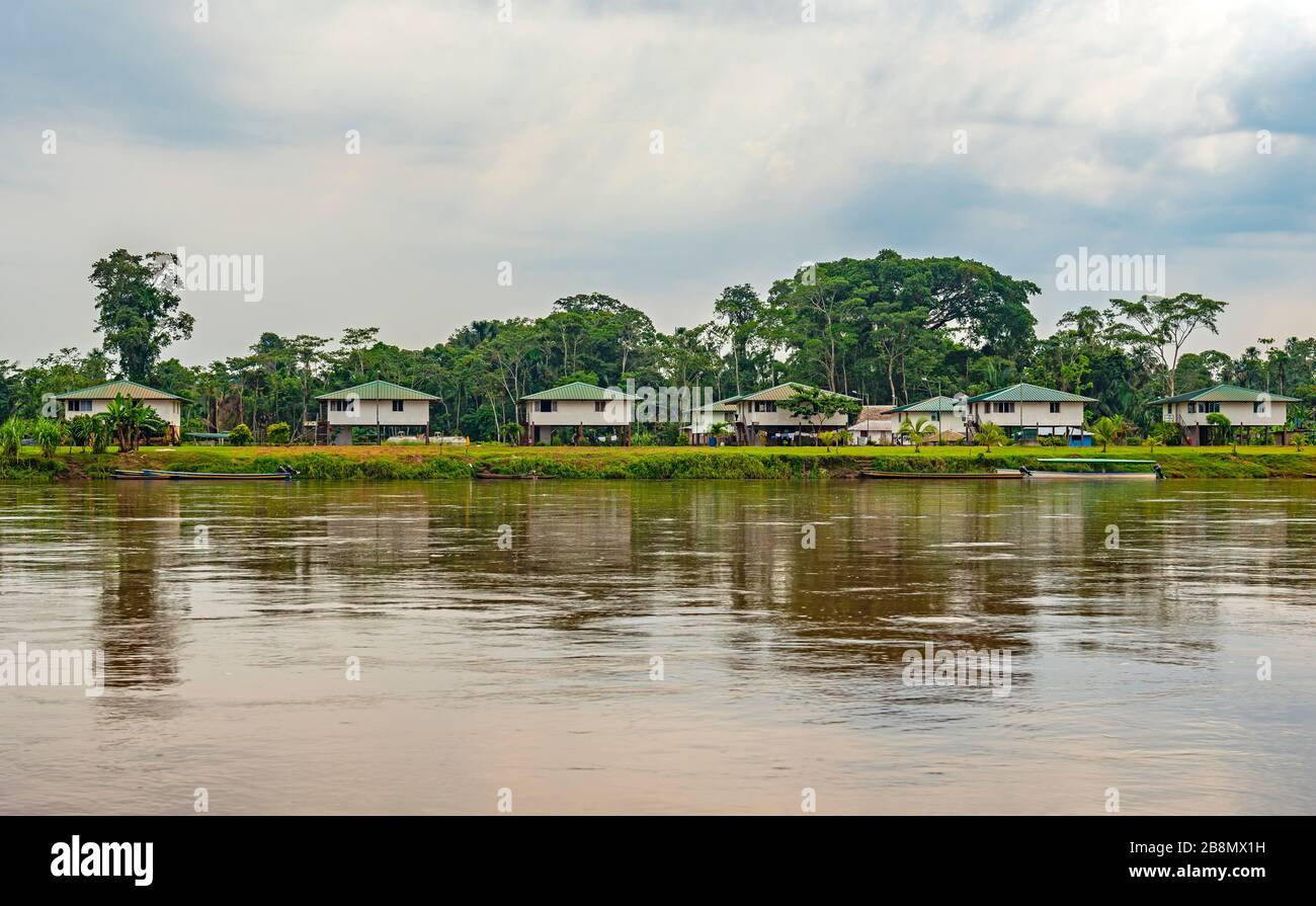 Le village communautaire millénaire de Playas de Cuyabeno le long de la rivière Cuyabeno et Aguarico, forêt amazonienne, Équateur. Banque D'Images