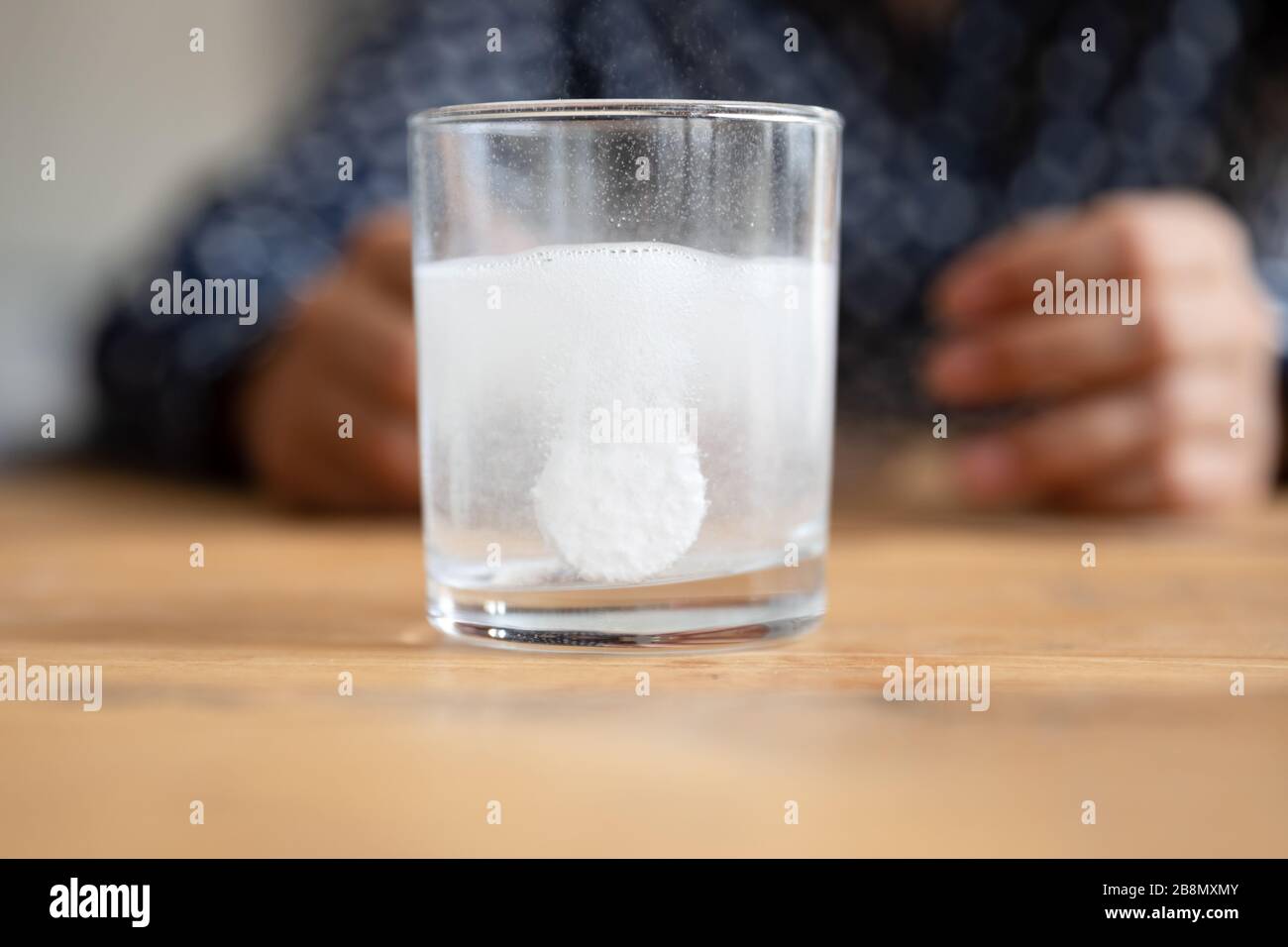 Fermez le verre à eau gazeuse avec la pilule effervescente à dissoudre Banque D'Images