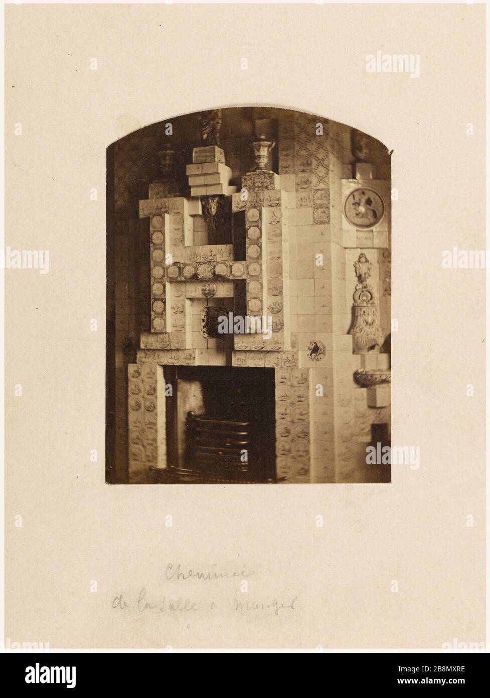 La cheminée dans la salle à manger de Hauteville House 'la cheminée de la salle à manger de Hauteville House'. Photo d'Edmond Bacot (1814-1875). Rage sur papier alluminé. Eté 1862. Paris, Maison de Victor Hugo. Banque D'Images