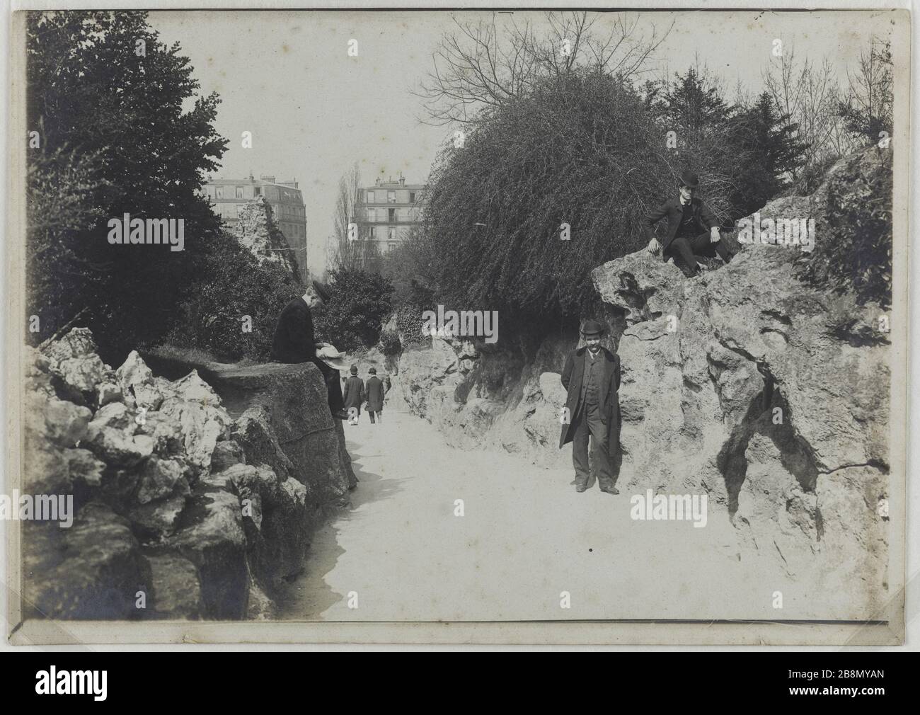 Série 'Buttes Chaumont', portrait de deux hommes, 19ème arrondissement, Paris. Série 'Buttes Chaumont', portrait de deux hommes, Paris (XIXème arr.). Photo de R. Schwartz. Rage au gélatino-bromure d'argent, vers 1900. Paris, musée Carnavalet. Banque D'Images