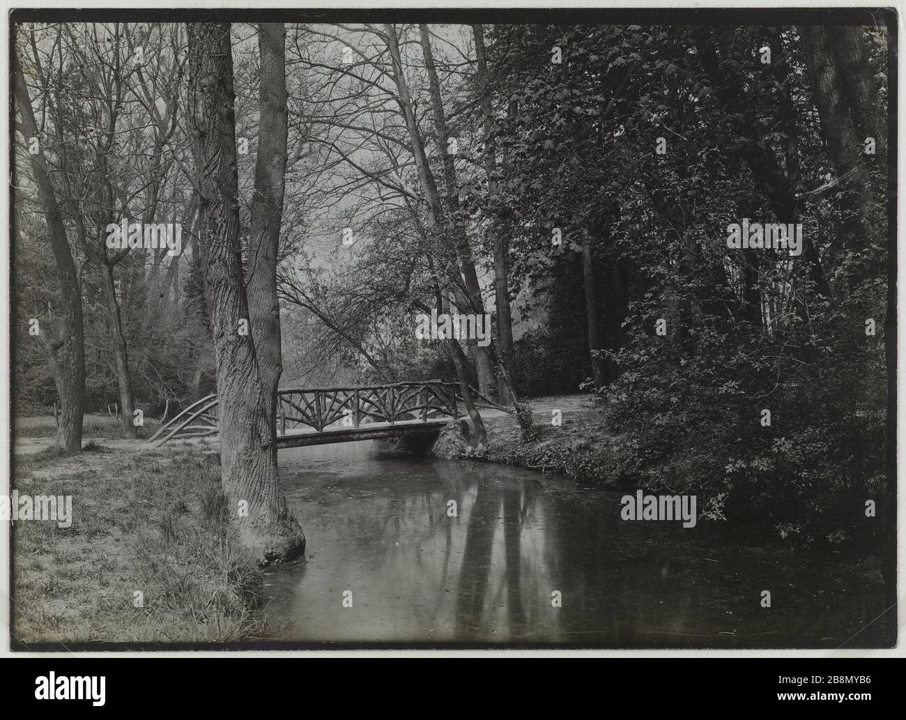 Série 'Bois de Boulogne', porte d'entrée, 16ème arrondissement, Paris. Série 'Bois de Boulogne', passerelle, Paris (XVIème arr.). Photo de R. Schwartz. Rage au gélatino-bromure d'argent, vers 1900. Paris, musée Carnavalet. Banque D'Images