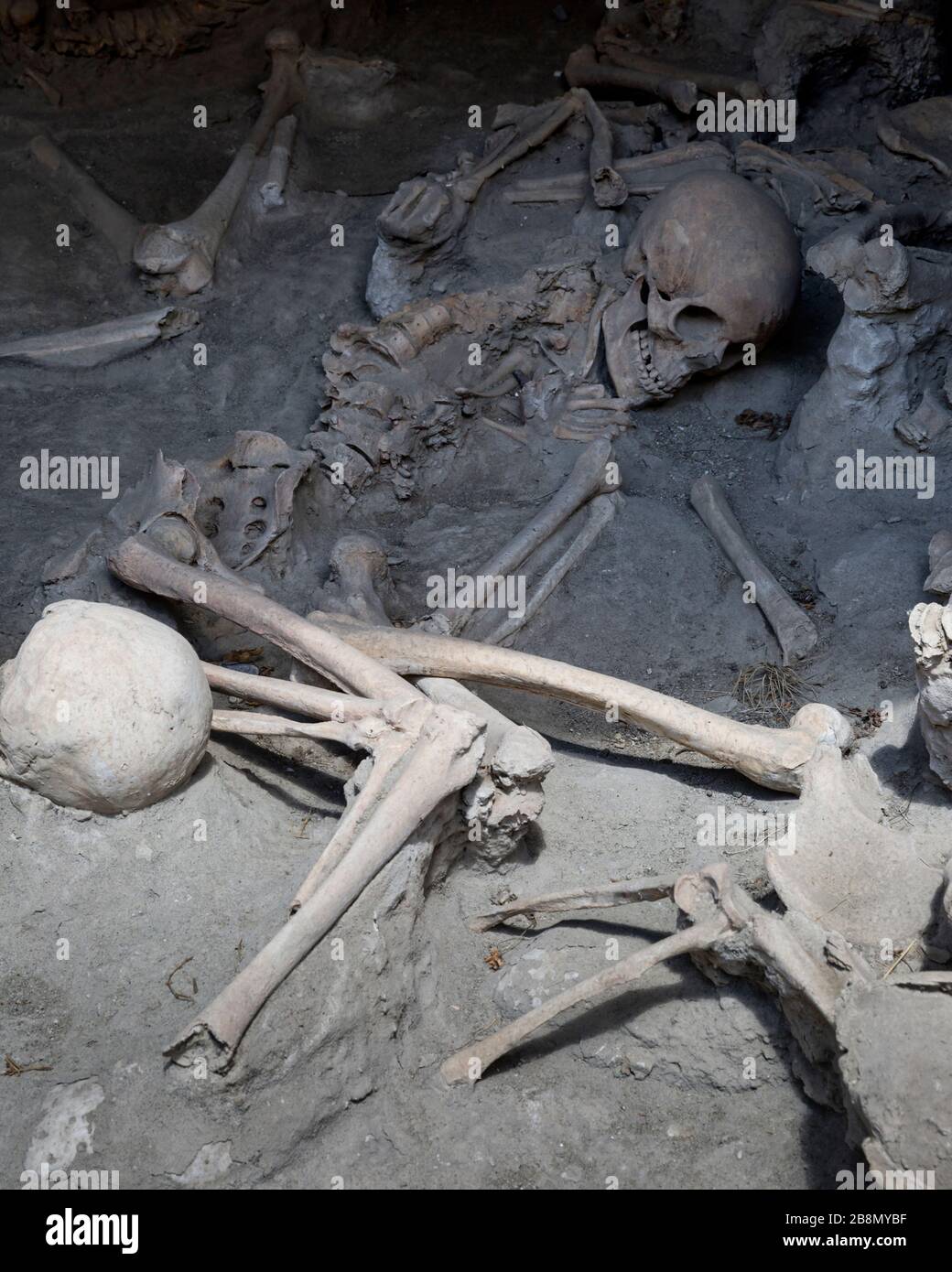 Restes squelettiques d'une victime de l'éruption du Vésuve AD 79, Herculaneum, Campanie, Italie. Banque D'Images
