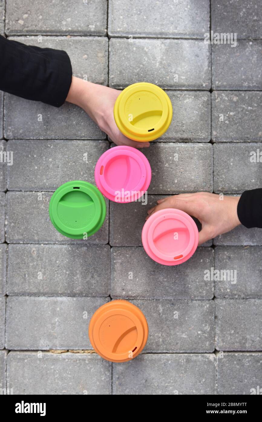 tasses à café ou à thé réutilisables en bambou avec bouchon en silicone multicolore. Banque D'Images