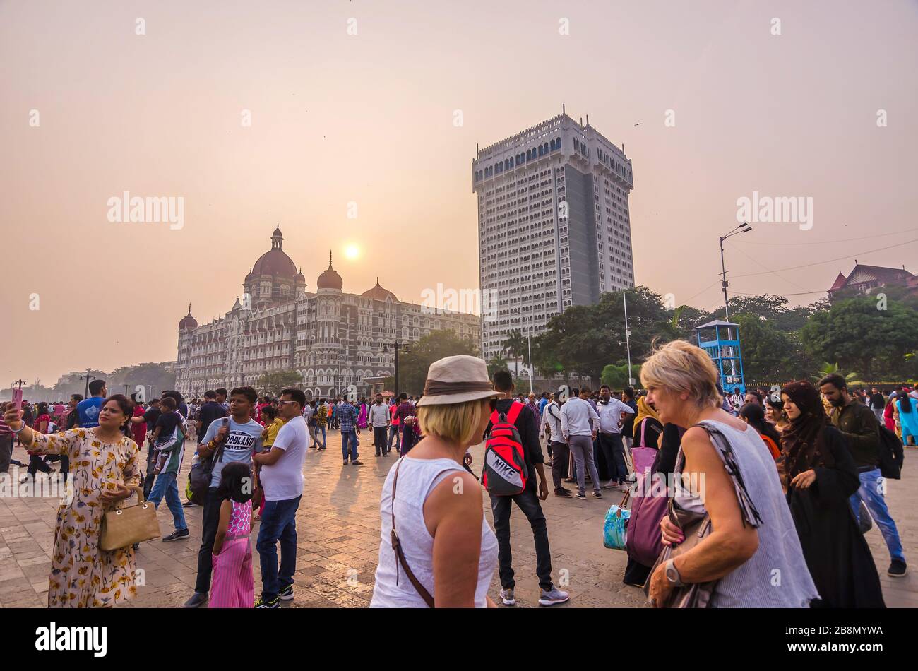 MUMBAI, INDE – DEC. 8, 2019 : visiteurs profitant d'une soirée près du Taj Mahal Palace Hotel. C'est un hôtel de luxe 5 étoiles au Maharashtra. Banque D'Images