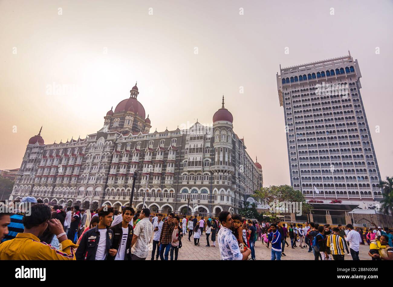 MUMBAI, INDE – DEC. 8, 2019 : visiteurs profitant d'une soirée près du Taj Mahal Palace Hotel. C'est un hôtel de luxe 5 étoiles au Maharashtra. Banque D'Images