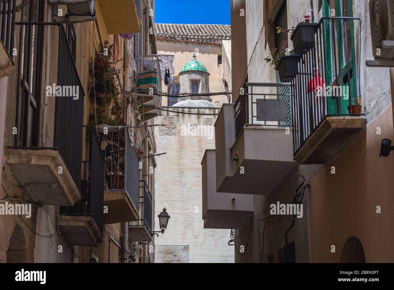 Rue étroite dans la partie historique de Trapani ville sur la côte ouest de la Sicile en Italie Banque D'Images