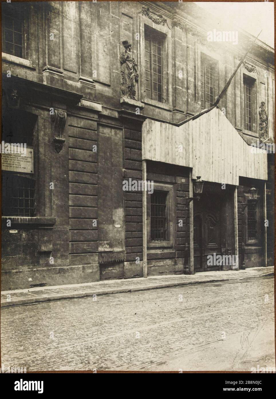 Protection des monuments pendant la guerre de 1914-1918. Façade du Musée Carnavalet au 23 rue de Sevignne, protégée par des sacs, 3ème arrondissement, Paris. Protection des monuments suspendus à la guerre de 1914-1918. Façade du musée Carnavalet au 23 rue de Sévigné, protégée par des sacs. Paris (IIIème arr.). Photo de Lucien Solignac. 1914-1918. Paris, musée Carnavalet. Banque D'Images