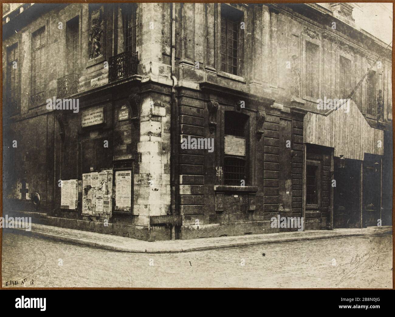 Protection des monuments pendant la guerre de 1914-1918. Musée Carnavalet, façade à l'angle du 23 rue de Sevignne angle des Francs-Bourgeois protégé par des sacs, 3ème arrondissement, Paris. Protection des monuments suspendus à la guerre de 1914-1918. Musée Carnavalet, façade au coin du 23 rue de Sévigné, angle des Francs-Bourgeois protégé par des sacs. Paris (IIIème arr.). Photo de Lucien Solignac. 1914-1918. Paris, musée Carnavalet. Banque D'Images