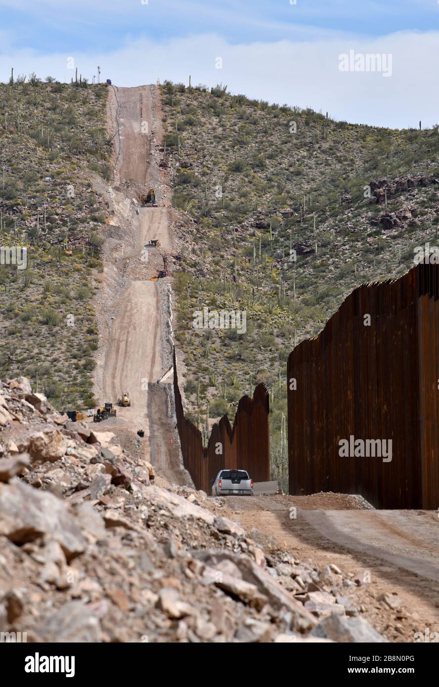 La construction d'un mur de bordure métallique dans le monument national de Cactus, dans le désert de Sonoran, à Luqueville, Arizona, aux États-Unis, sépare les États-Unis de Sonoyta Banque D'Images