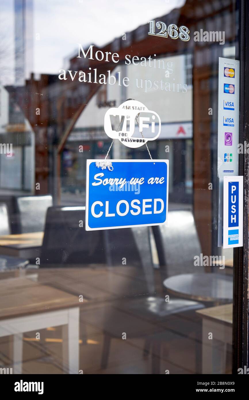 Désolé, nous sommes fermés dans la fenêtre de la porte du magasin Banque D'Images