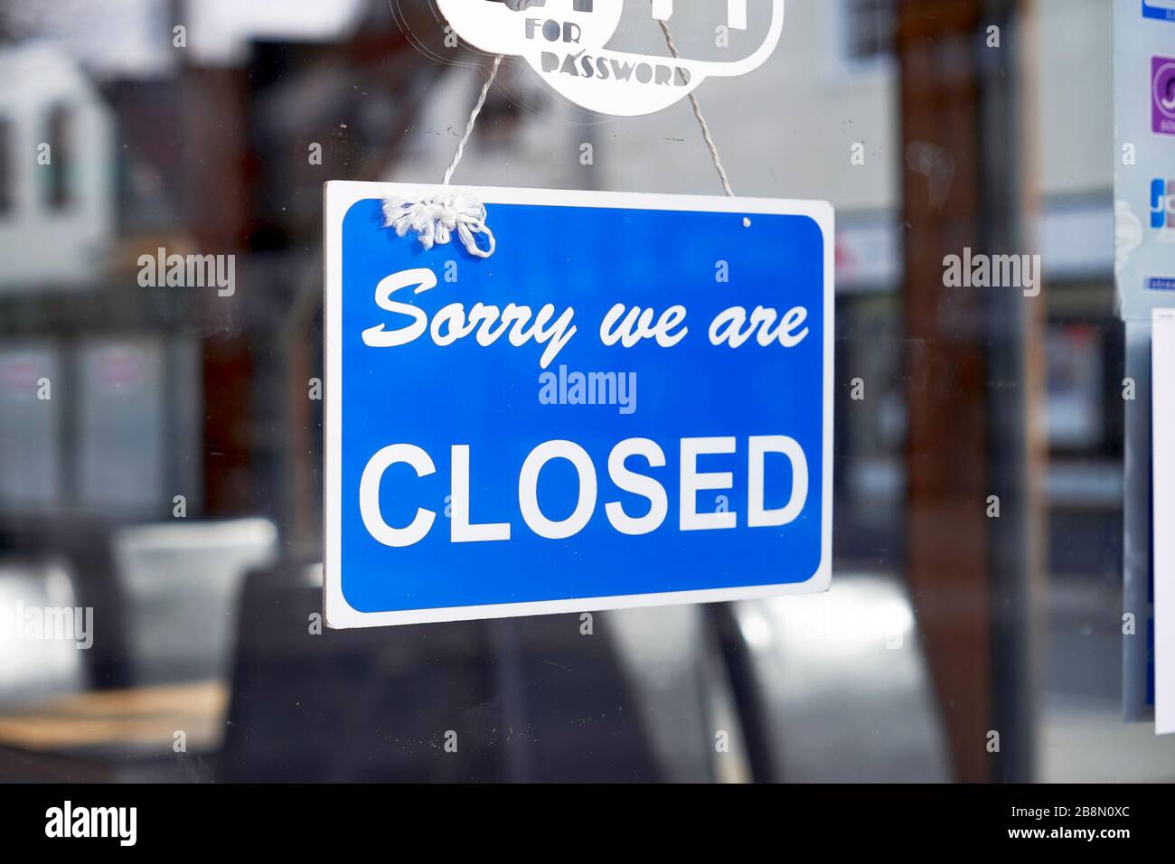Désolé, nous sommes fermés dans la fenêtre de la porte du magasin Banque D'Images
