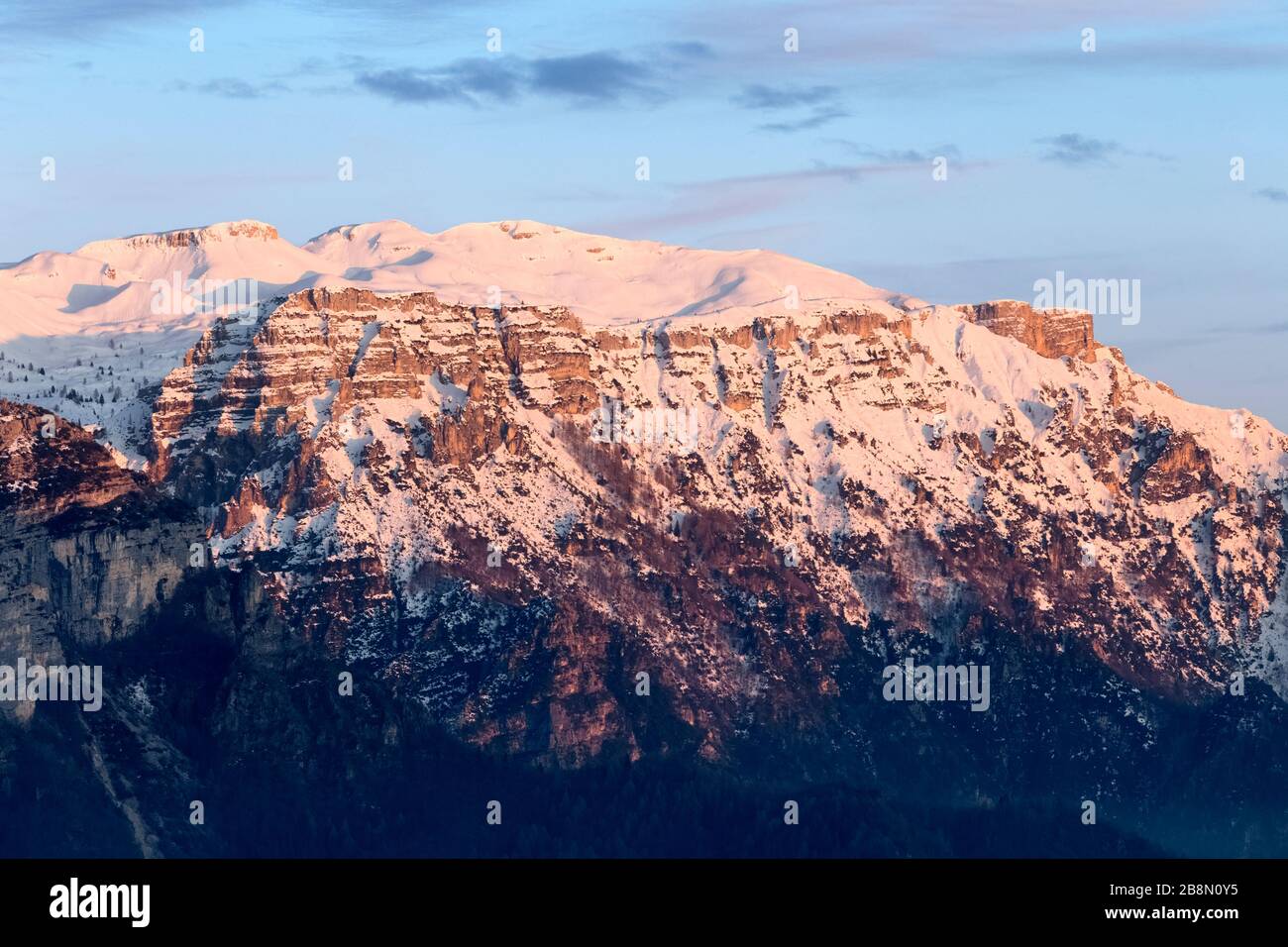 Hiver sur le massif de Pasubio: Au premier plan la crête de Sogi-Lora, en arrière-plan la Denti et Cima Palon. Vallarsa, Trentin, Italie. Banque D'Images