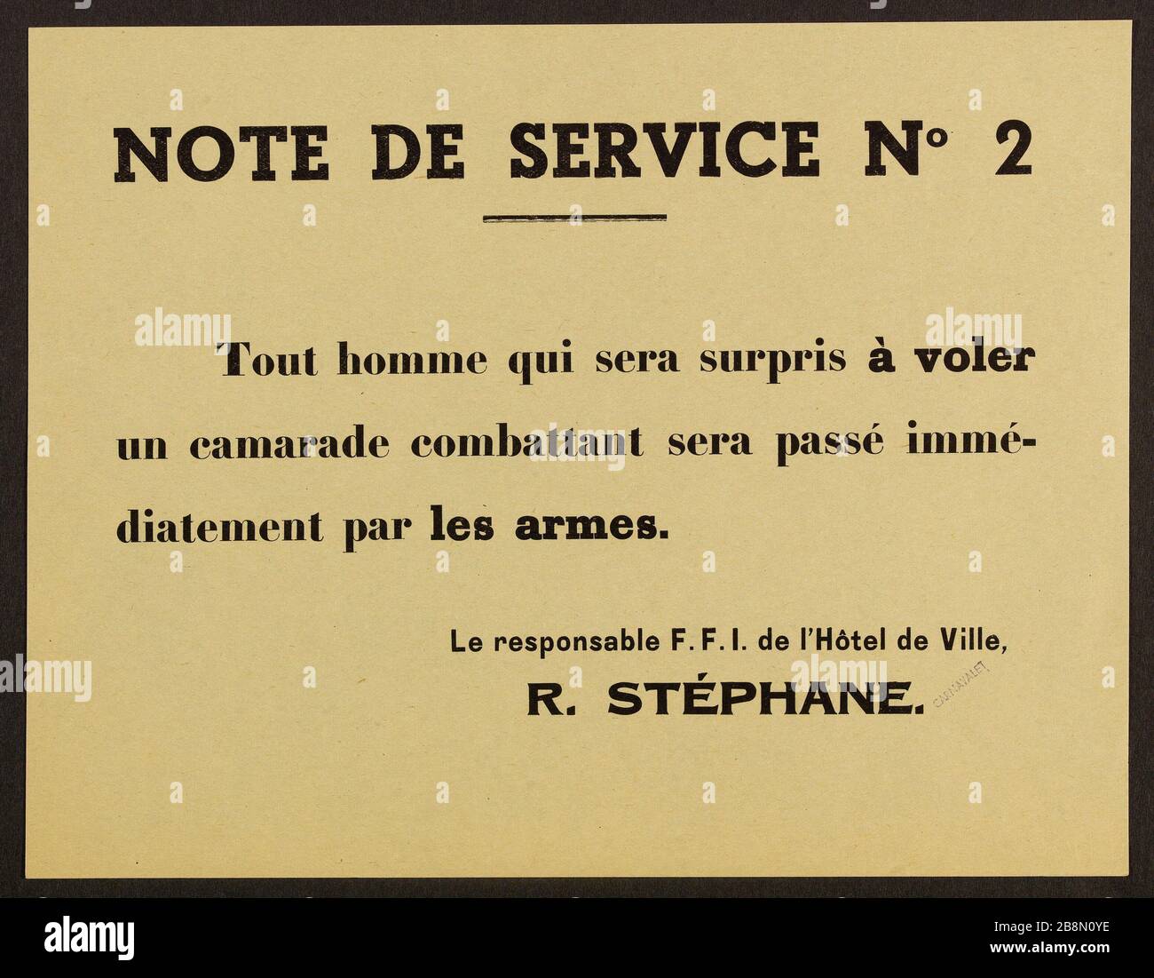 LE MÉMORANDUM no 2, tout homme pris en vol avec un autre combattant sera immédiatement passé par les armes. La tête F.F.I. de l'hôtel de ville, R.STEPHANE. Anonyme. Fiche d'information. 'Note de service n° 2. Tout homme qui sera surpris à voler un camarade combatant sera passé immedidiation par les armes. Le responsable F.F.I. de l'Hôtel de ville, R.Stéphane. Typographie. 1944. Paris, musée Carnavalet . Banque D'Images