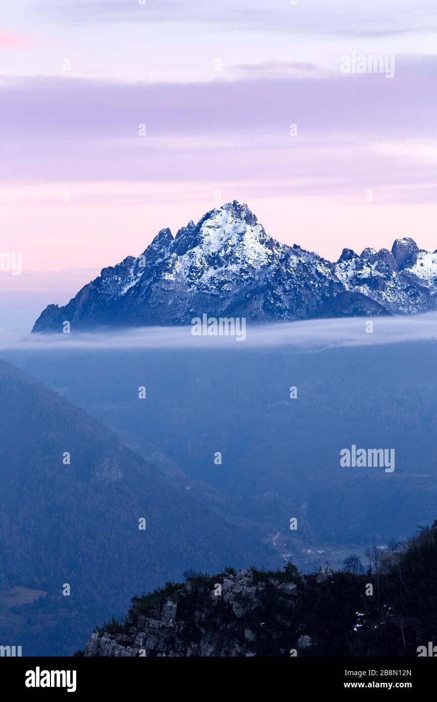 Le mont Cornetto est le plus haut sommet de la chaîne de montagne de Sengio Alto. Piccole Dolomiti, province de trente, Trentin-Haut-Adige, Italie, Europe. Banque D'Images
