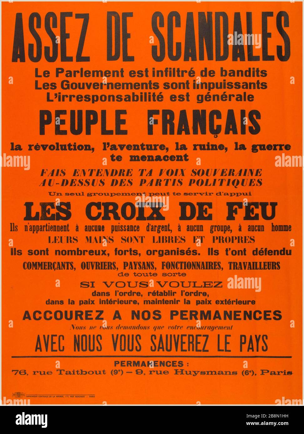 ASSEZ DE SCANDALES, le Parlement est infiltré bandits, les gouvernements sont impuissants irresponsabilité est les GENS généraux français, révolution, aventure, destruction, guerre vous menacent Affiche de propagande. 'Assez de scandales, le Parlement est infiltré de bandits, les gouvernements sont contestants, l'irresponsabilité est générale, peuple English, la révolution, l'aventure, la ruine, la guerre te menacent'. Typographie sur papier orange. 1936. Imprimerie Centrale de la Bourse. Paris, musée Carnavalet . Banque D'Images