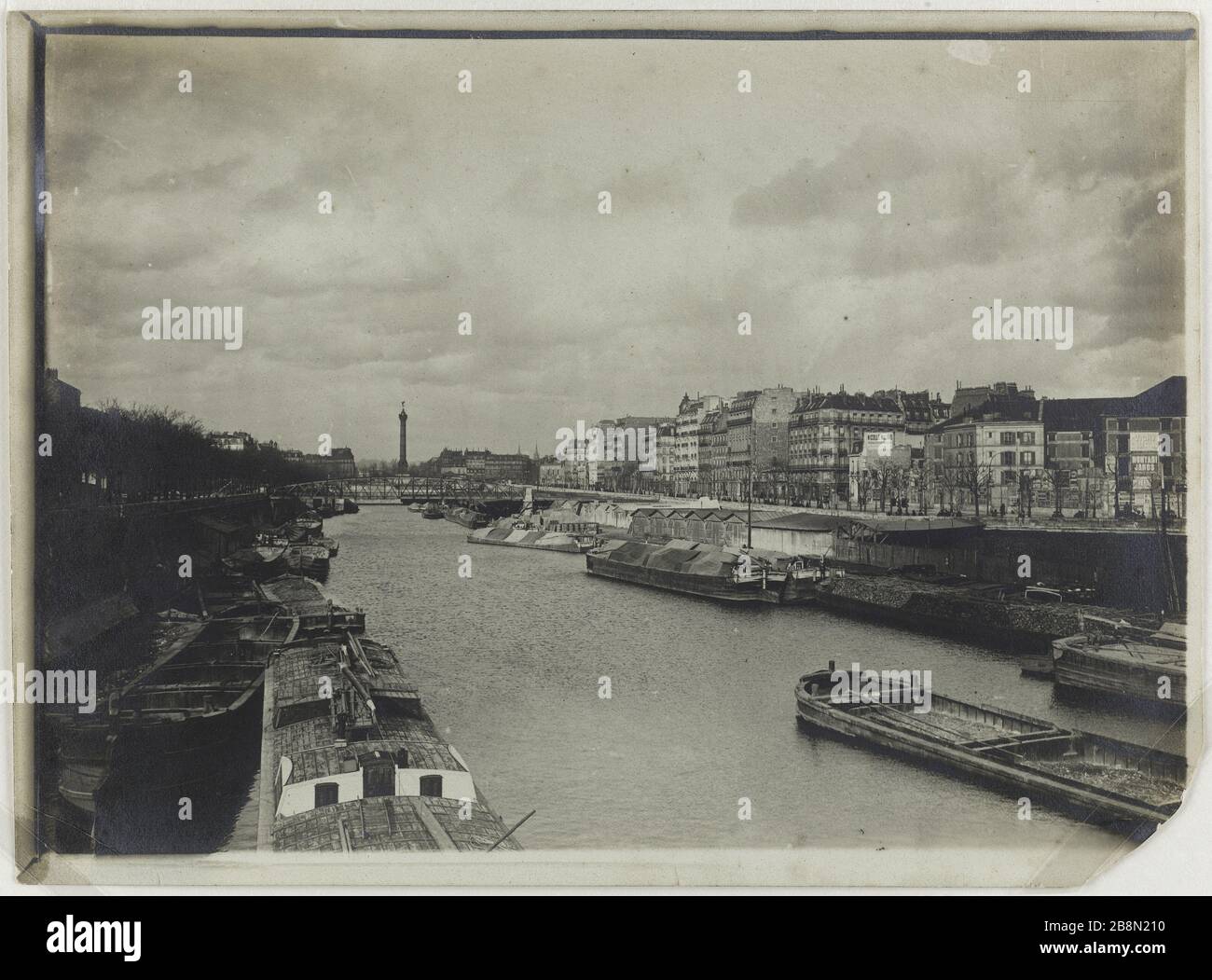 Pont Morland, surplombant le bassin de l'arsenal et la colonne des 4 et 12 juillet, Paris. Pont Morland, vue sur le bassin de l'arsenal et sur la colonie de juillet, Paris (IVème et XIIème arr.). Photo de R. Schwartz. Rage au gélatino-bromure d'argent, vers 1900. Paris, musée Carnavalet. Banque D'Images