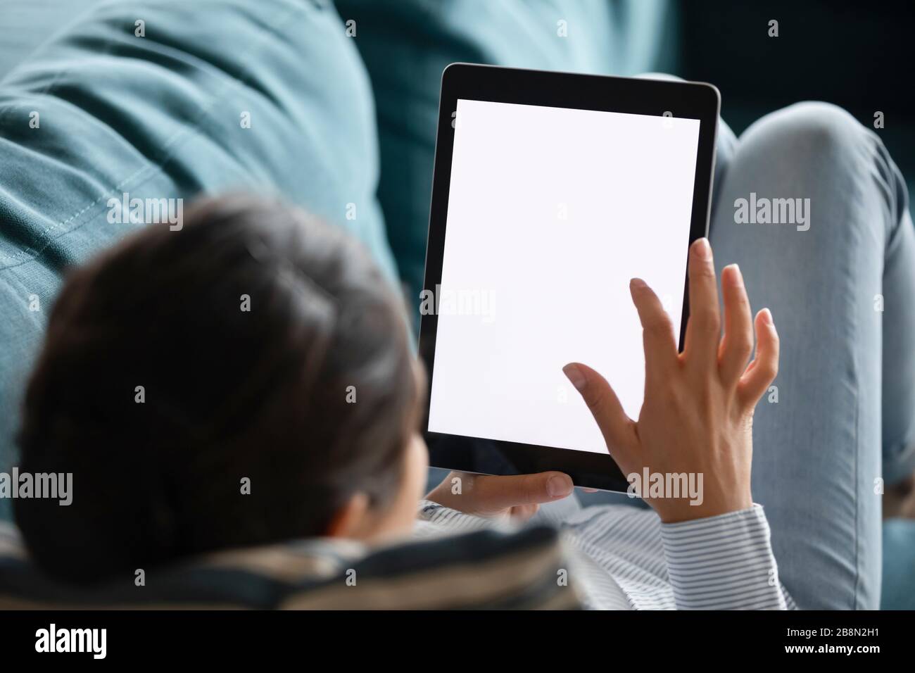 Gros plan Indian féminin dactylographie sur l'écran de la tablette d'ordinateur Banque D'Images