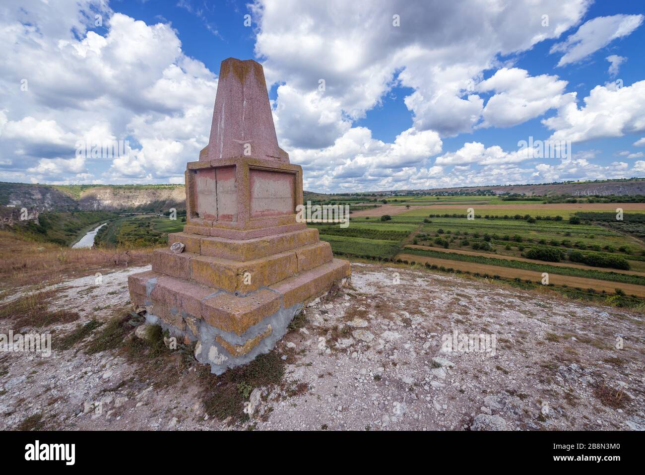 Ancien monument à Orheiul Vechi - ancien complexe historique et archéologique Orhei situé à Trebujeni sur la rivière Raut, en Moldavie Banque D'Images