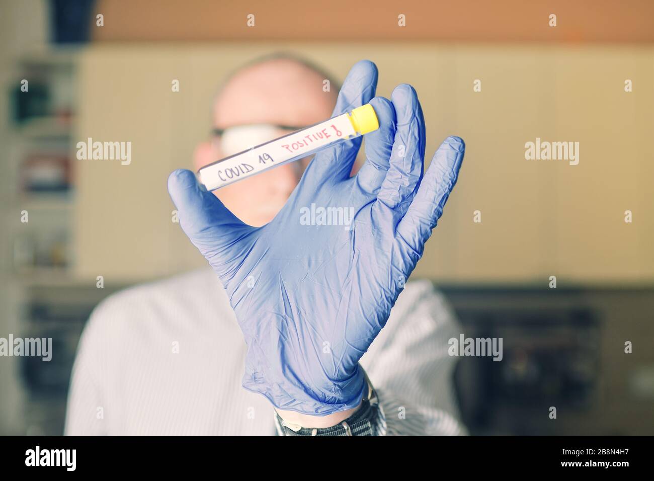 Le médecin détient le vaccin COVID 19 Coronavirus dans sa main, échantillon infecté dans le tube échantillon, vaccin et injection de seringue qu'il utilise pour la prévention Banque D'Images