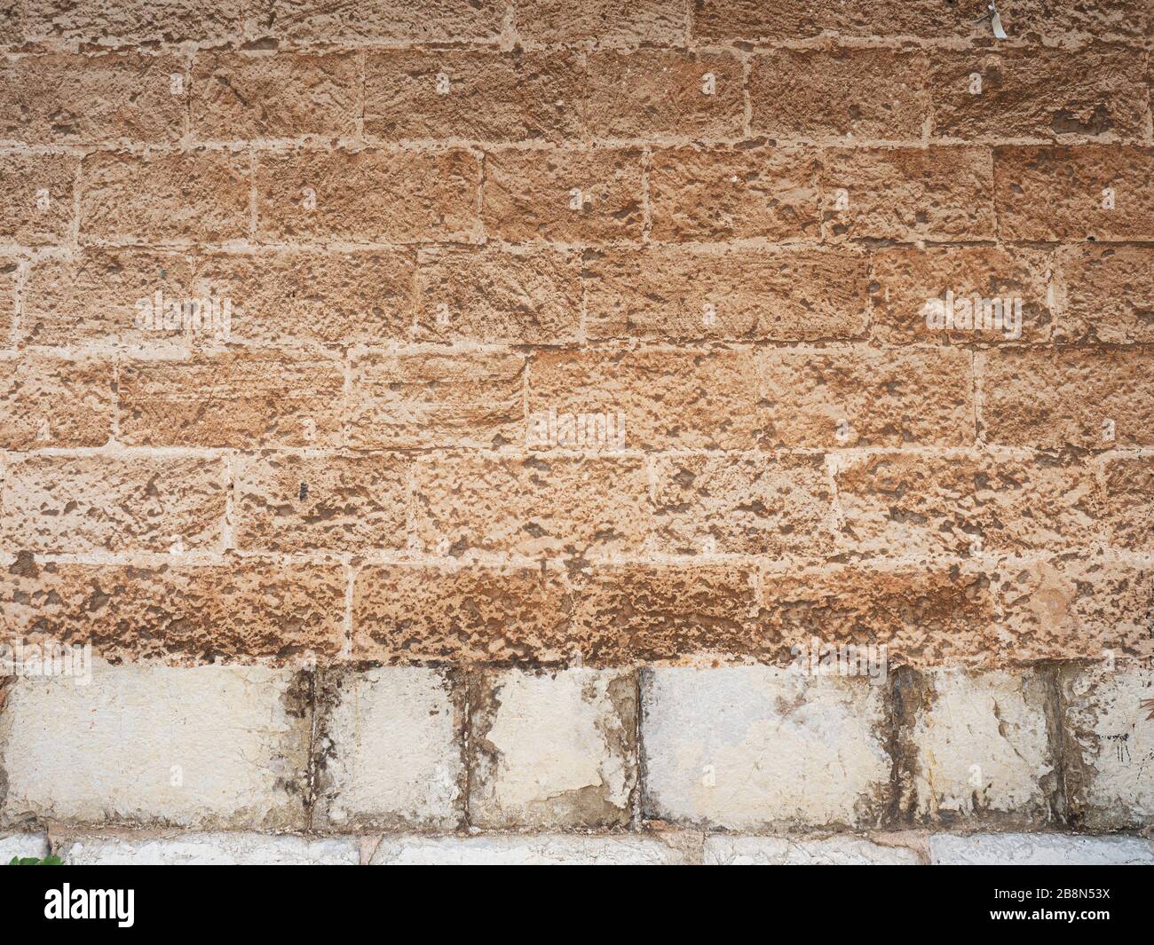 Mur en marbre poney sur les blocs de grès de base et le pavé, bâtiment fait avec des blocs de pierre, contre le ciel bleu. Palma de Majorque Banque D'Images