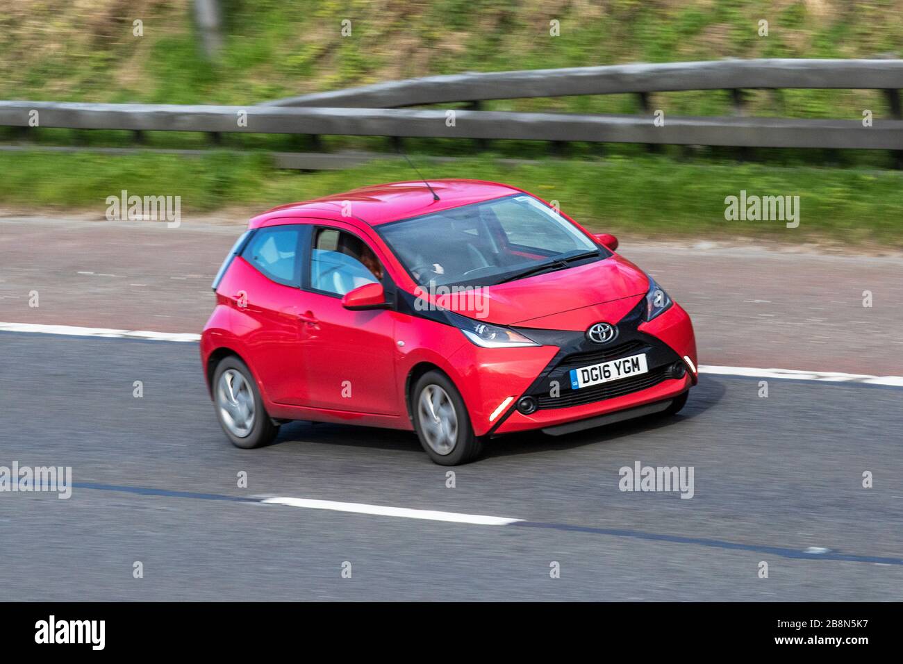Toyota Aygo X-Play VVT-I rouge 2016 ; circulation routière au Royaume-Uni, transport, véhicules en mouvement, véhicule, routes, moteurs, automobile sur l'autoroute Banque D'Images