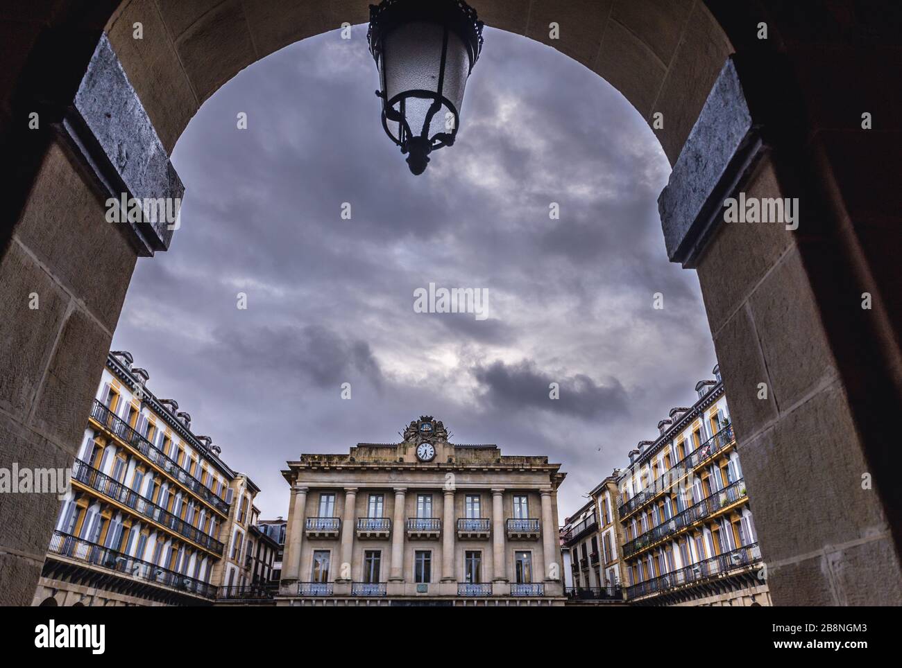 Bâtiments sur Constitucion Plaza dans la ville côtière de San Sebastian située dans la Communauté autonome basque, en Espagne Banque D'Images