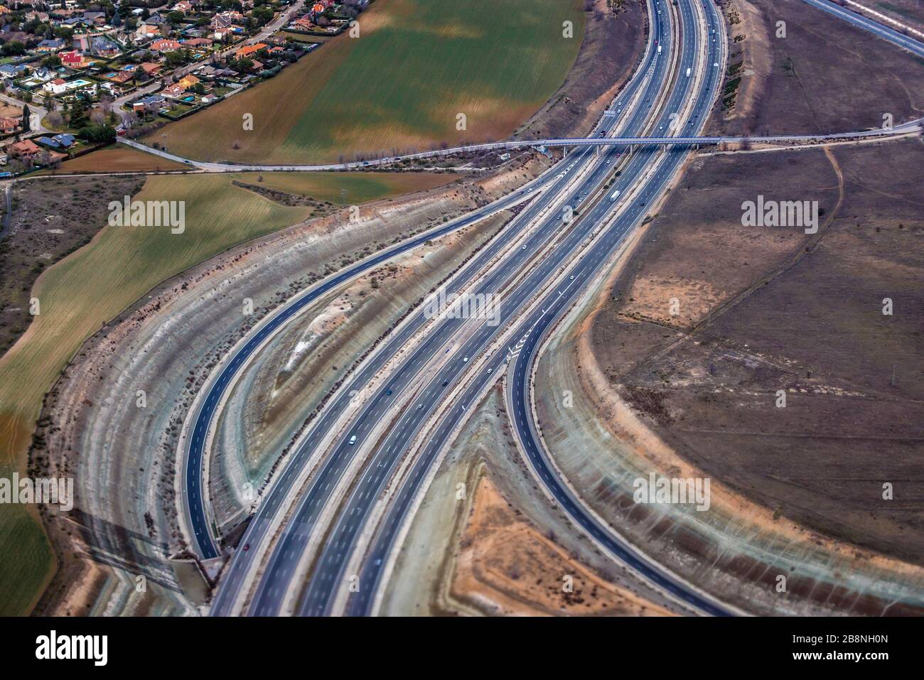 Autoroute orbitale M-50 vue de l'avion pendant le décollage de l'aéroport international Adolfo Suarez Madrid–Barajas, Madrid en Espagne Banque D'Images