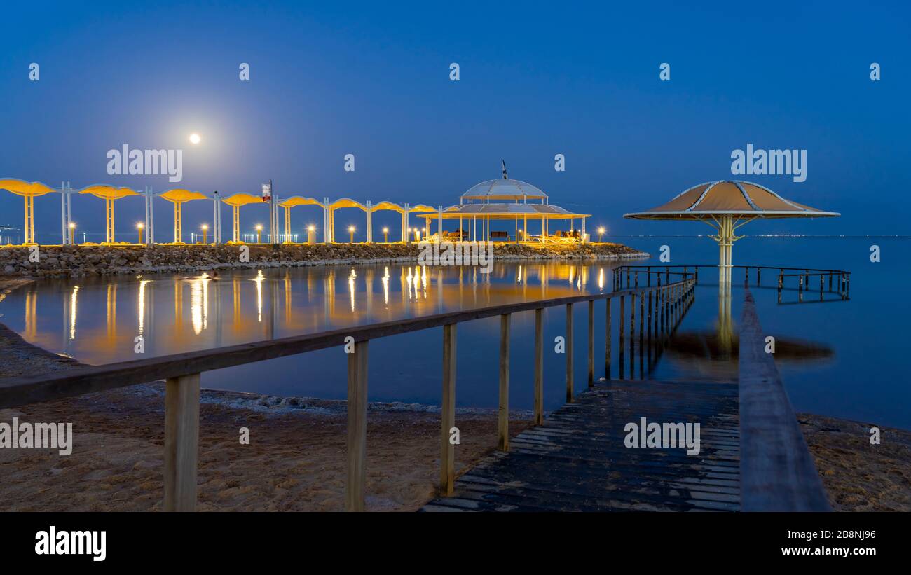 Une pleine lune sur la mer Morte, Ein Bokek, Israël, Moyen-Orient. Banque D'Images