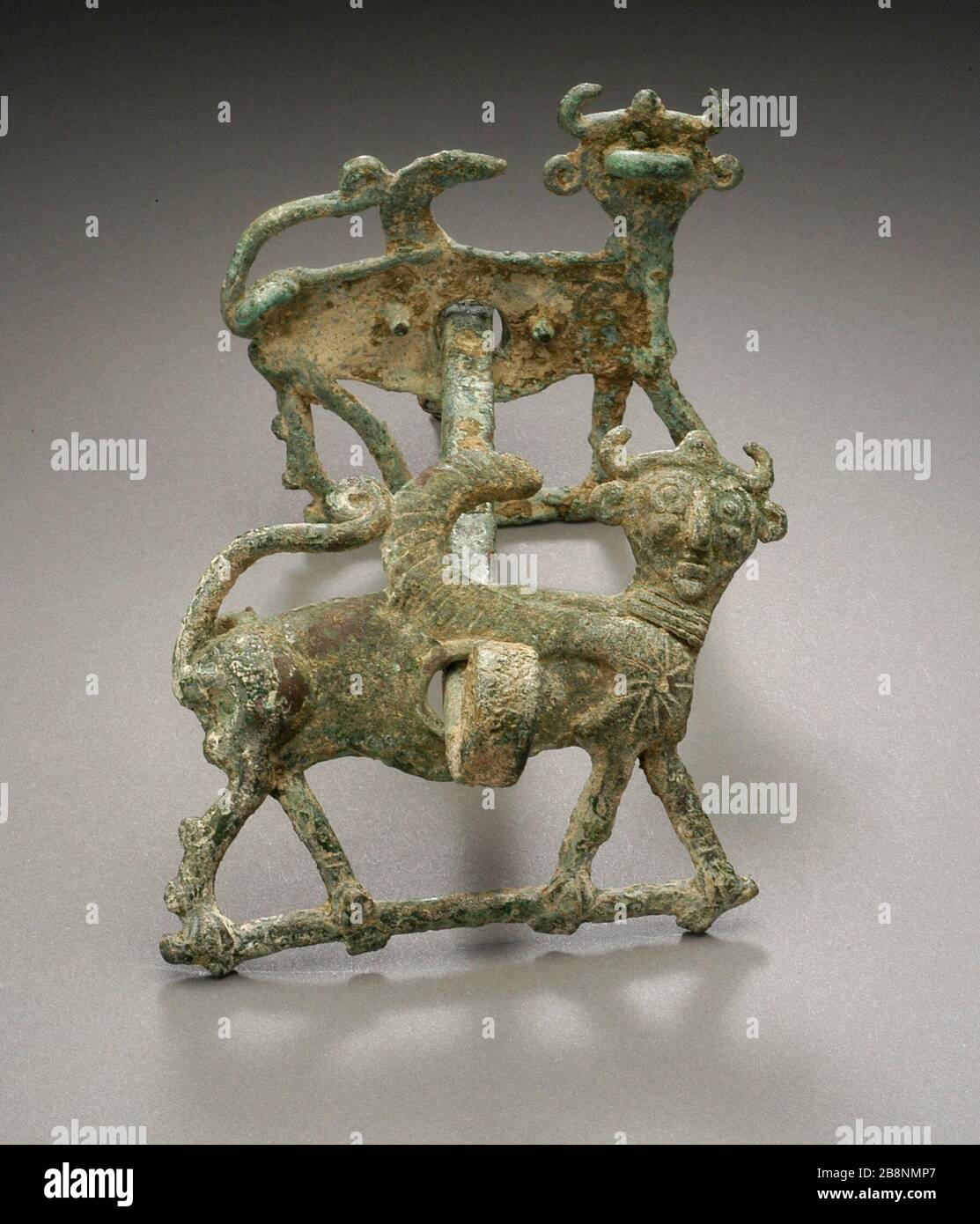 'Horse peu avec les animaux, les outils et le matériel ; l'apparat bronze coulé, 3 1/4 x 6 x 3 5/8 in. (8,26 x 15,24 x 9,21 cm) Don de M. et Mme Eric Lidow (AC1998.251.58) ; entre vers 1250 et vers 800 B.C. ; ' Banque D'Images