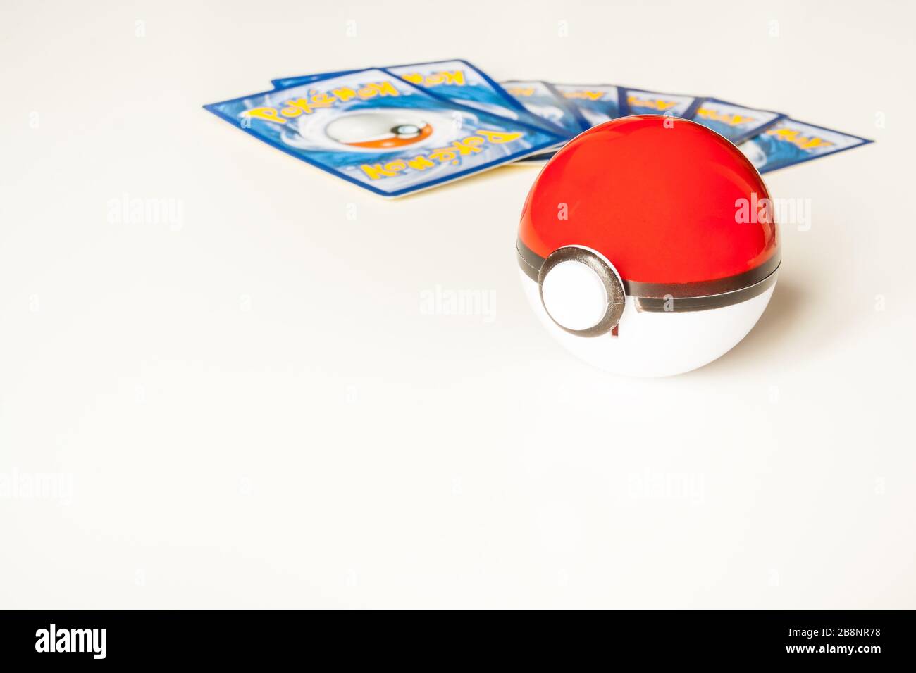 Pokémon cartes de jeu et pokeball, isolées sur fond blanc. Banque D'Images