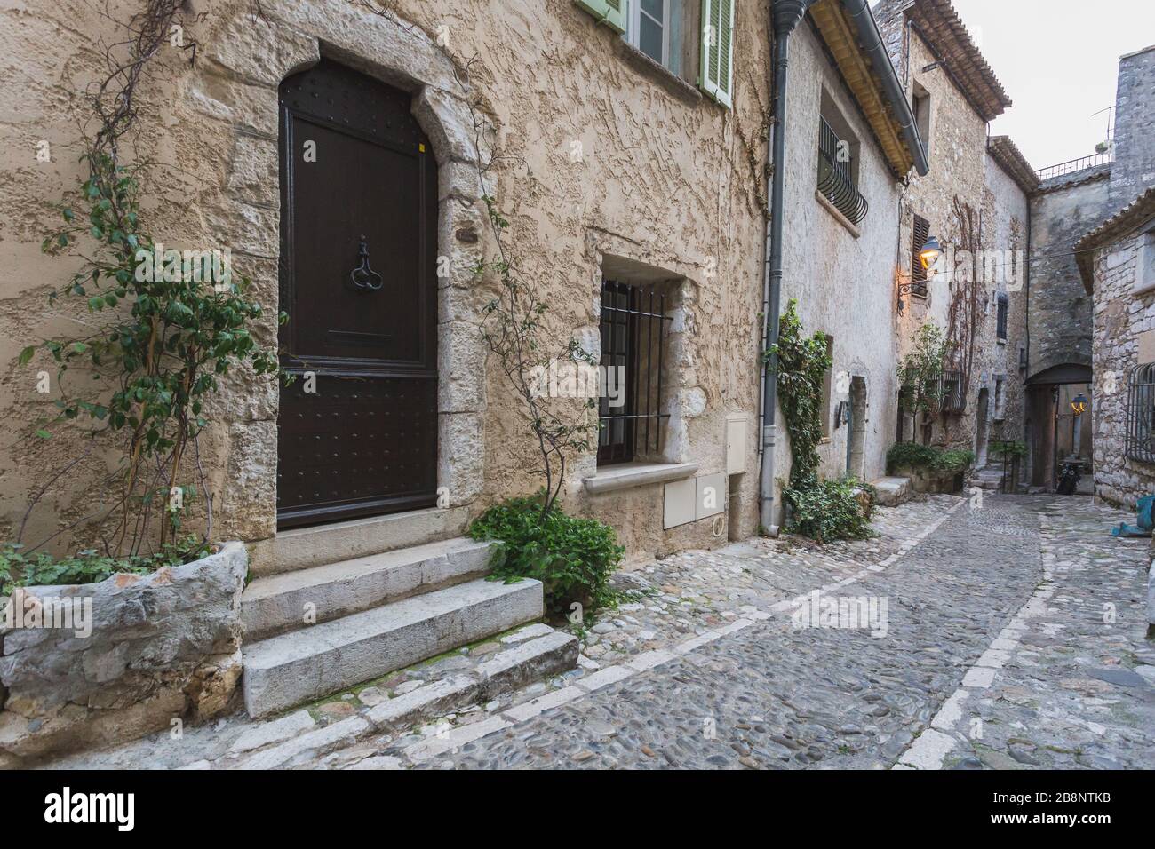 Ruelle pavée, Saint-Paul-de-Vence, Provence-Alpes-Côte d'Azur, Provence, France, Europe Banque D'Images