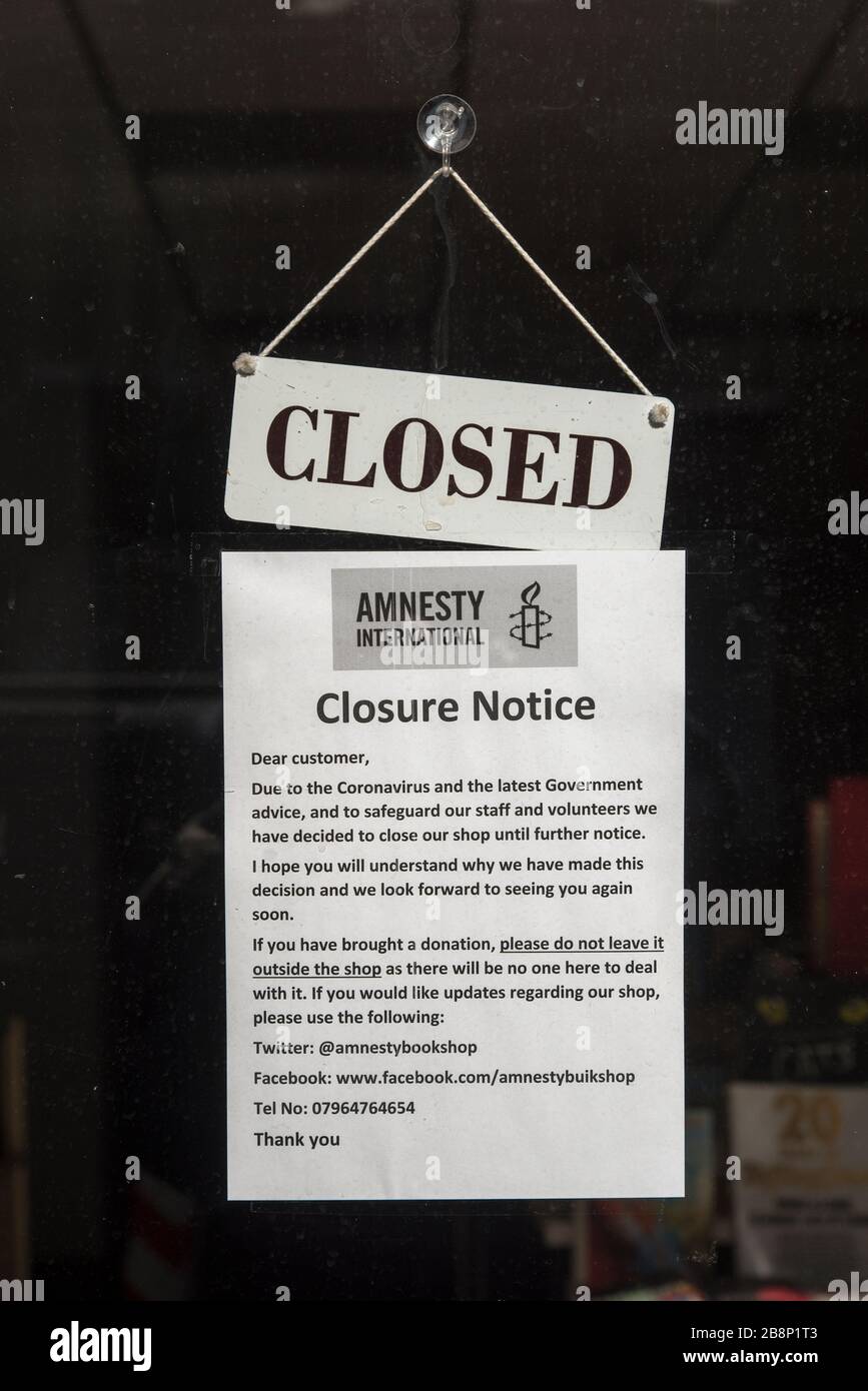 Avis sur la librairie caritative Amnetry International d'Edimbourg informant les clients qu'ils ferment temporairement en raison du Coronavirus. Banque D'Images