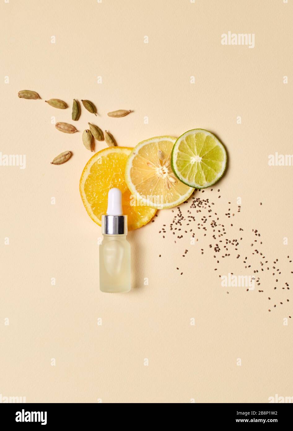 Concept de beauté. Acide hyaluronique agrumes et graines isolés sur rose Banque D'Images