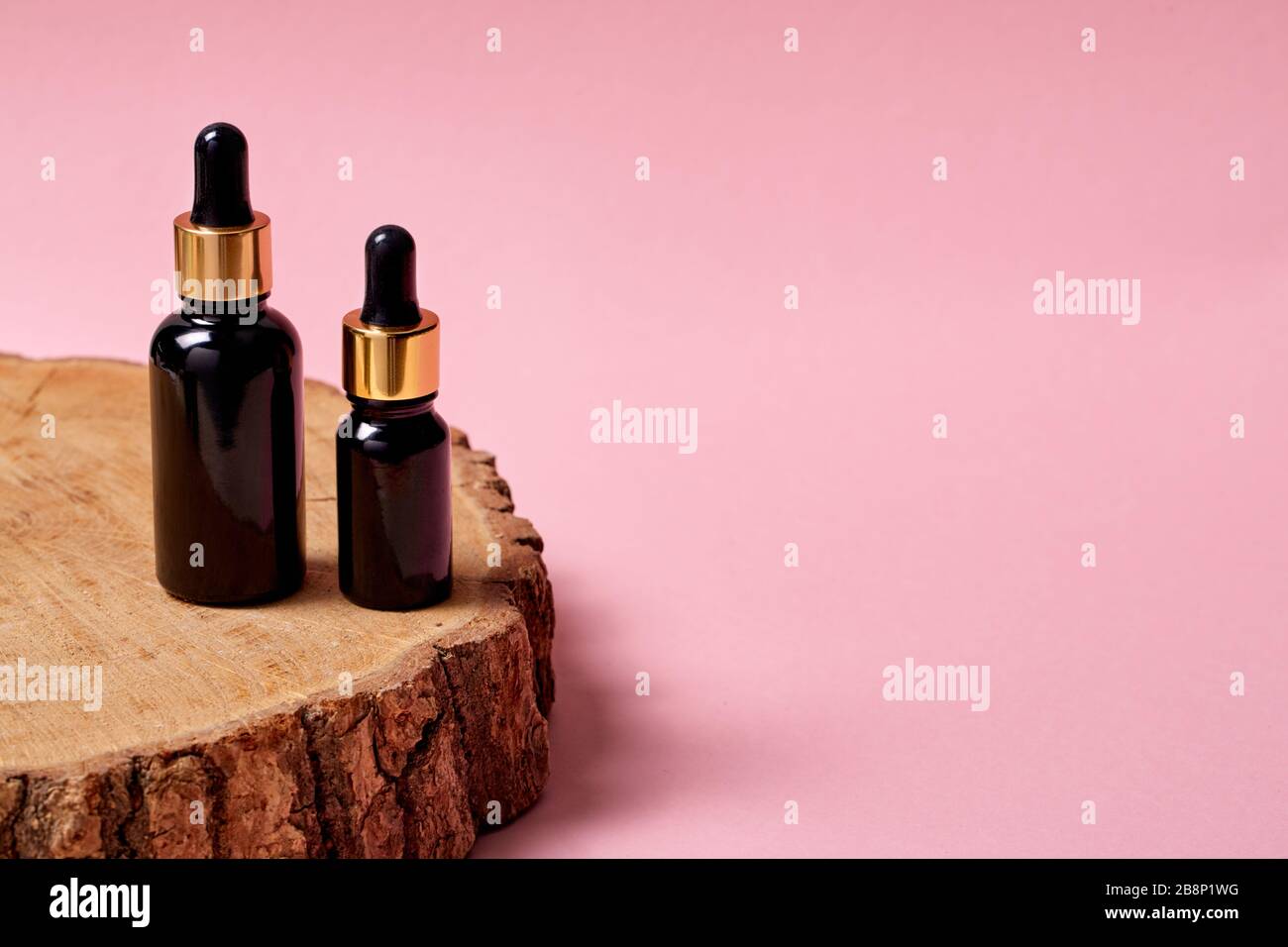 Soins de beauté. Acide hyaluronique anti-âge isolé sur un gros plan rose Banque D'Images