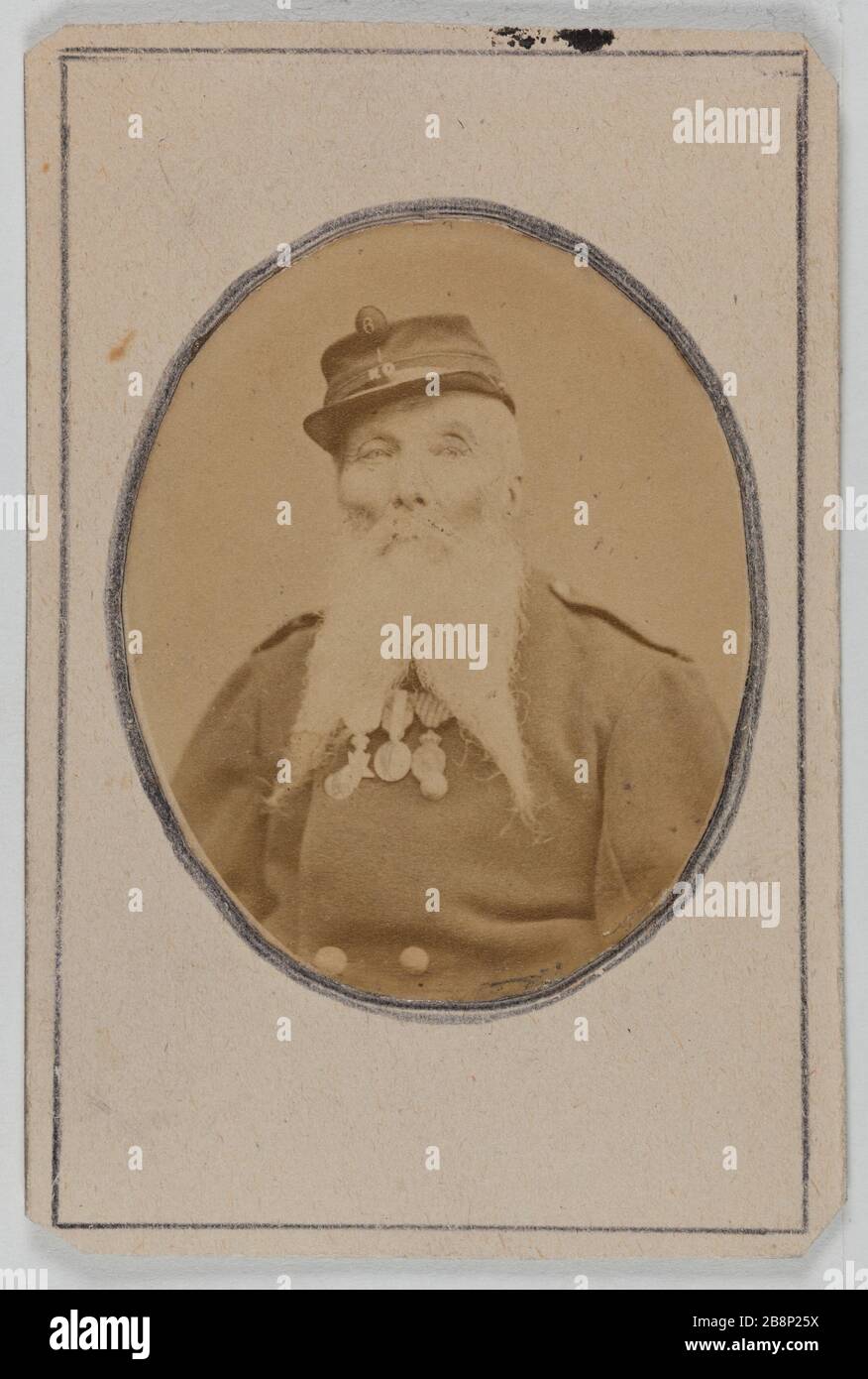 Portrait d'Alphonse Leroy, (fin du XVIIIe-ap. 1870) (peintre, engagé volontairement dans la Garde nationale de Paris) Portrait d'Alphonse Leroy Alphonse (fin XVIIIe-ap. 1870), (PEINtre, engagé volontaire dans la Garde nationale de Paris). 1860-1890. Carte de visite (recto). Rage sur papier alluminé. Photographie anonyme. Paris, musée Carnavalet. Banque D'Images