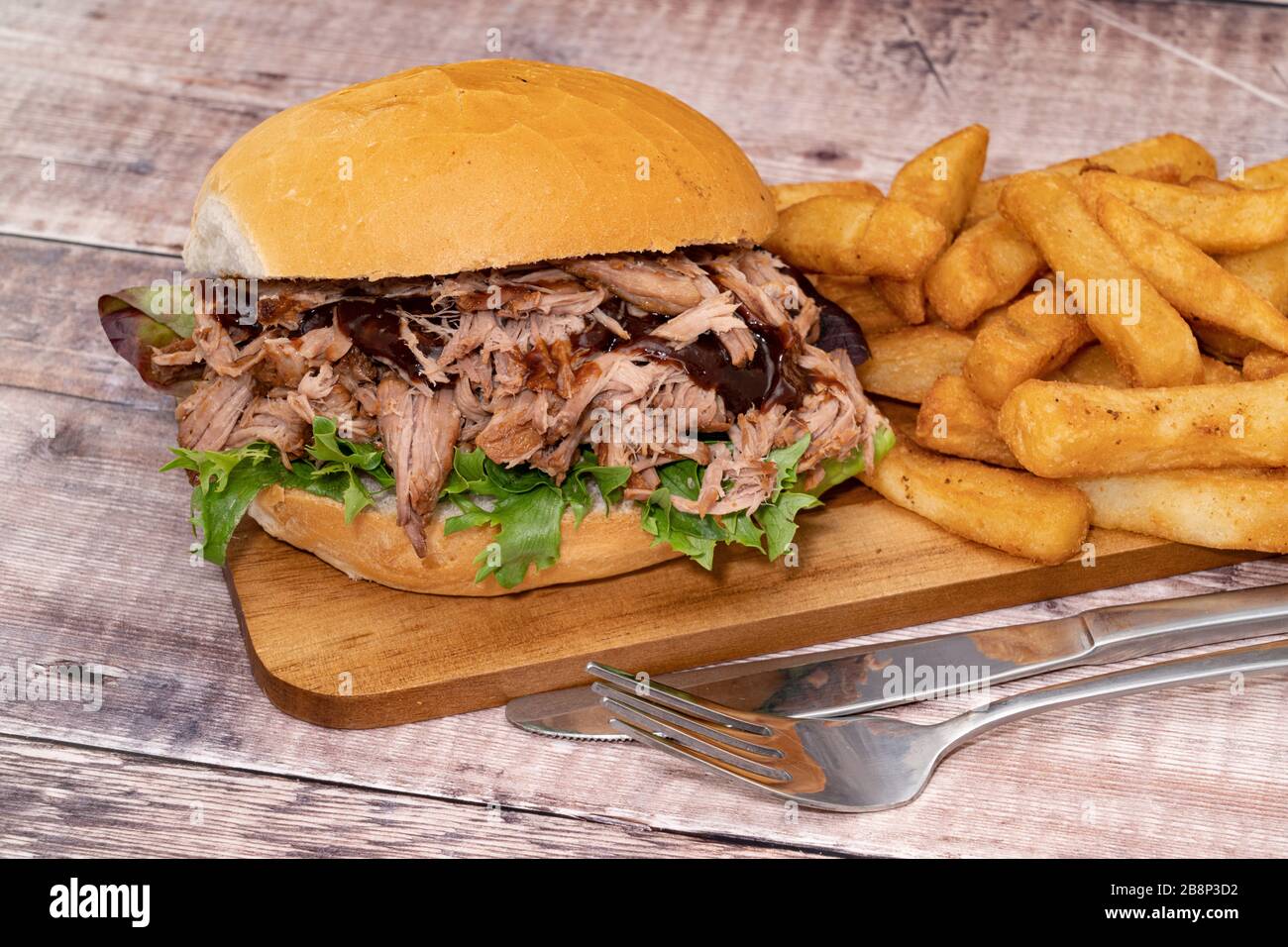 Le barbecue a tiré le sandwich au porc et les frites Banque D'Images