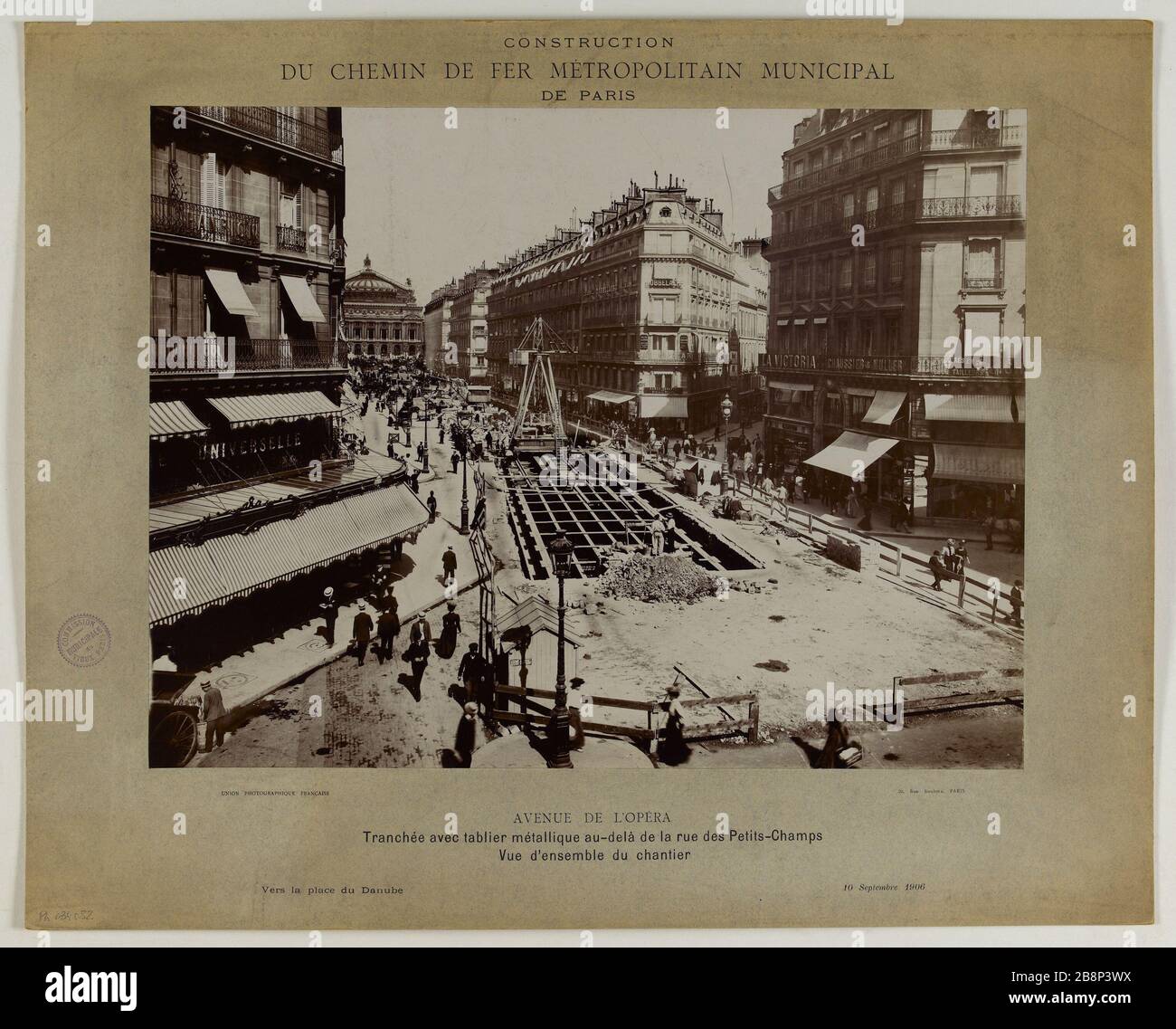 Construction de la ville métropolitaine ferroviaire de Paris. Avenue de l'Opéra, tranchée avec terrasse en acier au-delà de la rue des petits champs, vue d'ensemble du site, au lieu Danube Construction du chemin de fer métropolitaine municipal de Paris. Avenue de l'Opéra, tranchée avec le tablier métallique au-delà de la rue des petits-champs, vue d'ensemble du chant, vers la place du Danube. Paris (Ier arr.), 10 septembre 1906. Union photographique française. Paris, musée Carnavalet. Banque D'Images