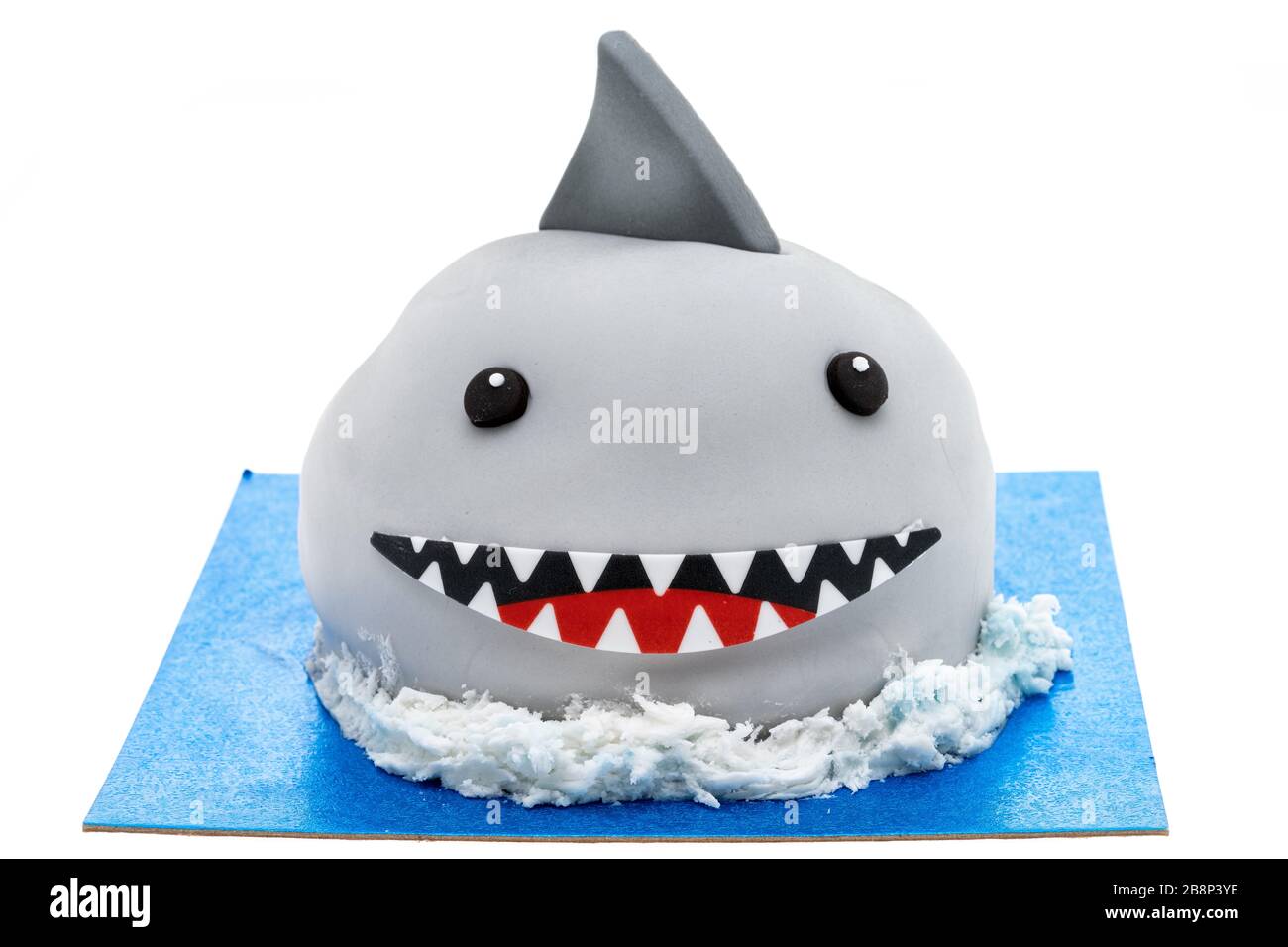 Un gâteau aux requins pour enfants - fond blanc Banque D'Images