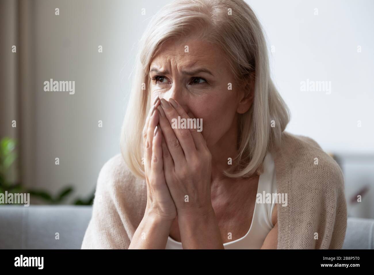 La tête a gros plan enfoncé une femme d'âge moyen pleurant. Banque D'Images