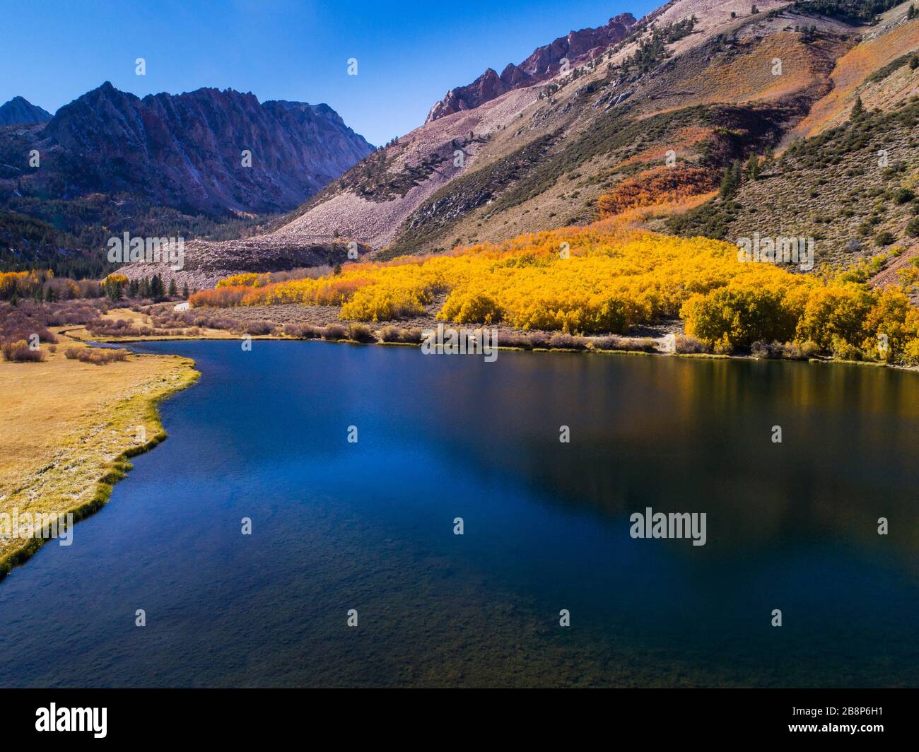 Vue aérienne du lac Nord avec des reflets de plume d'automne et de montagnes . Banque D'Images