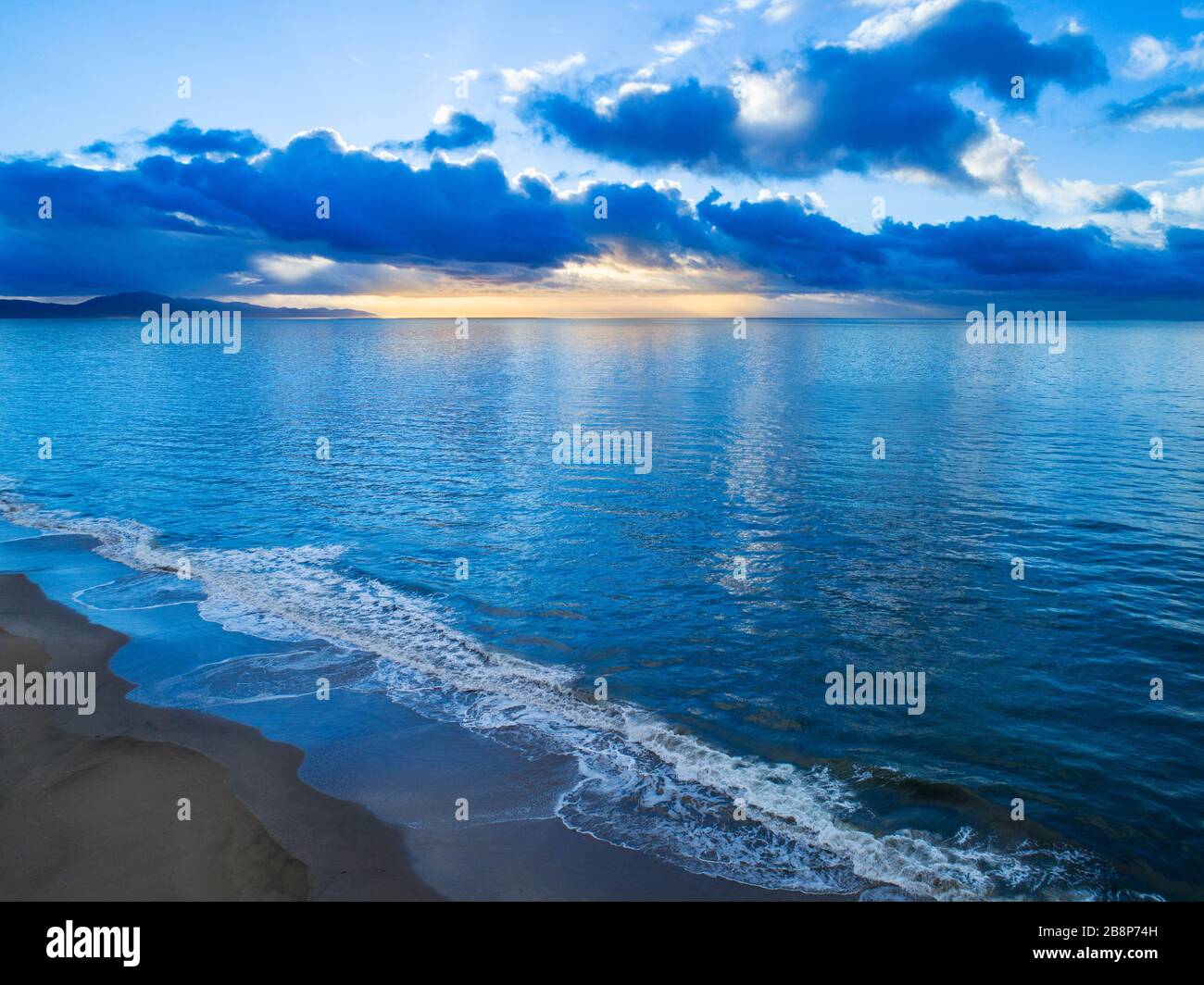 Vue aérienne du lever de soleil sur Leadbetter Beach, Santa Barbara, Californie Banque D'Images