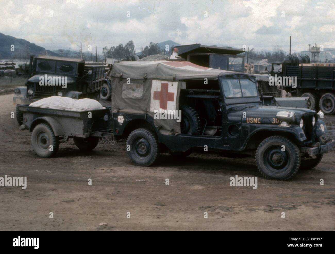 1968, aéroport de Danang, Jeep de la Croix-Rouge du Vietnam pendant la guerre du Vietnam. Banque D'Images